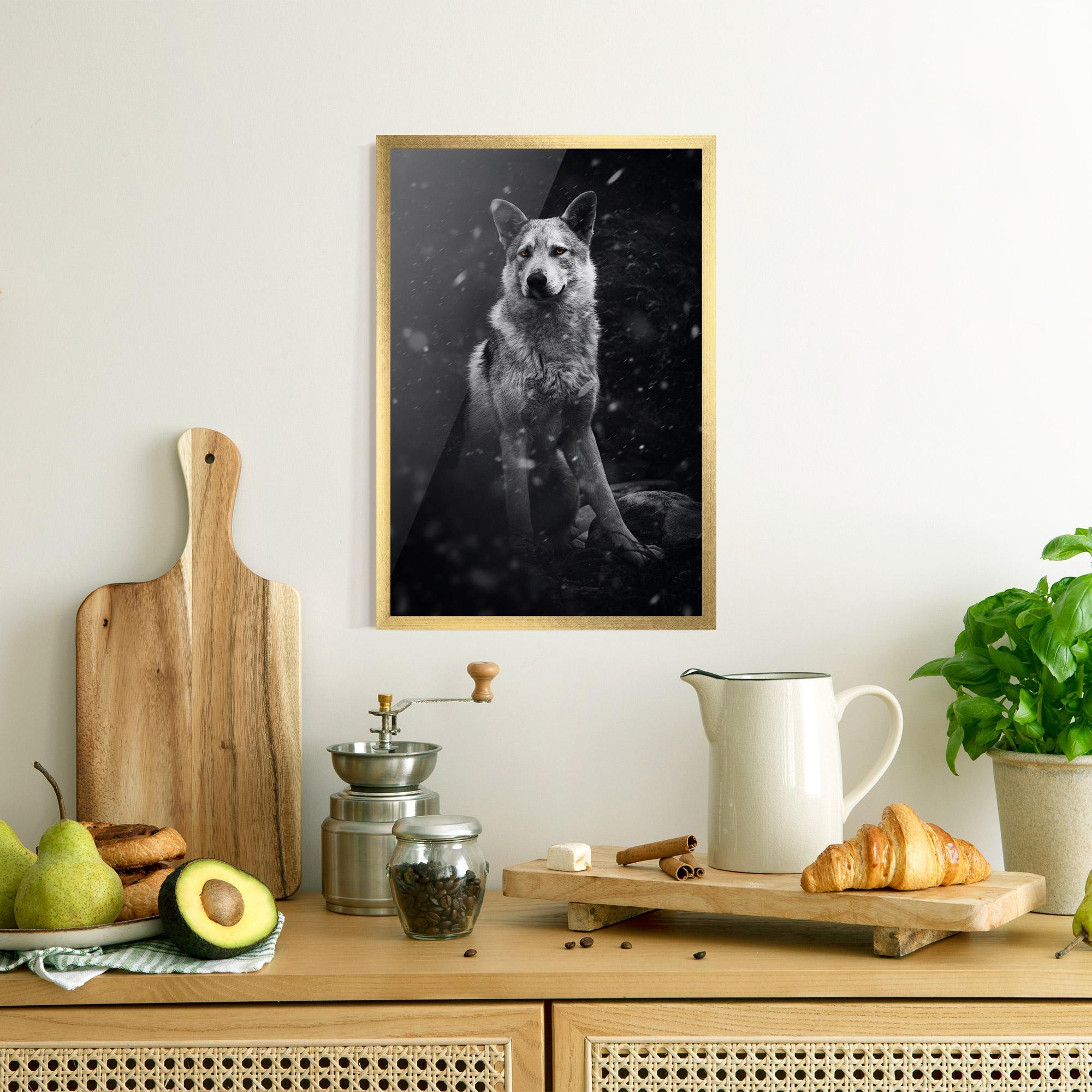 Рамкиран постер Sitting Wolf mockup 8