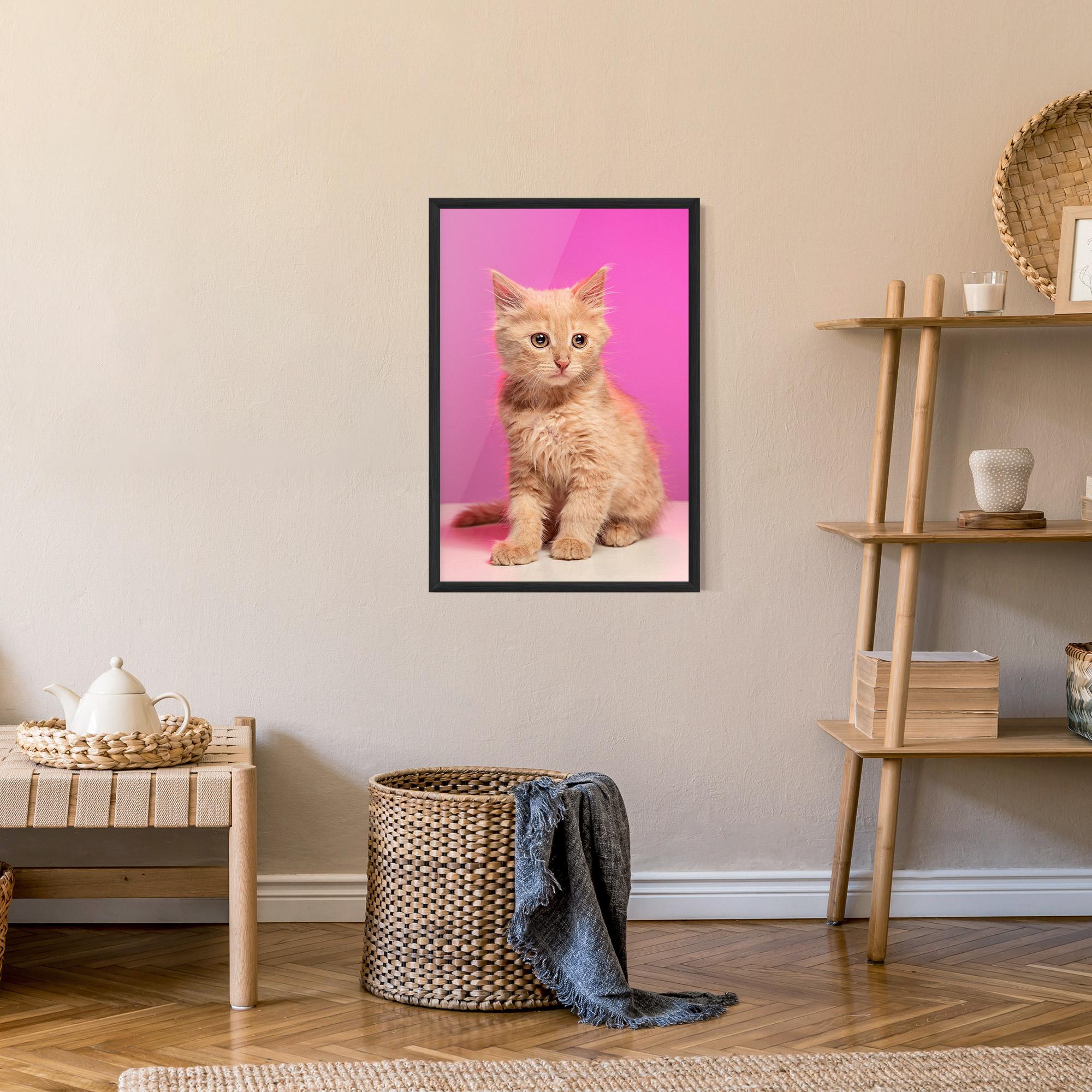 Рамкиран постер Orange Cat On Pink mockup 9