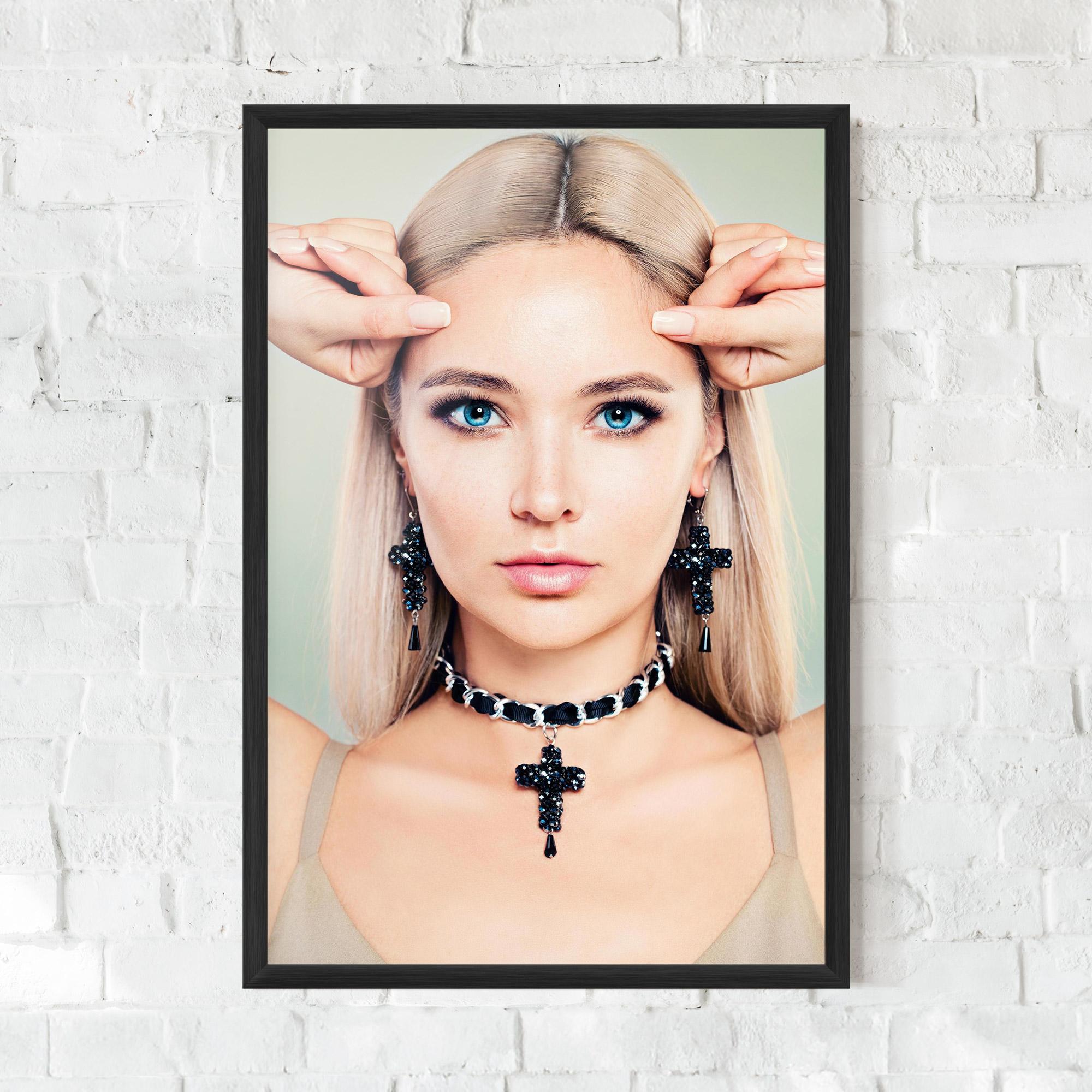 Рамкиран постер Matchy Earrings Necklaces mockup 0