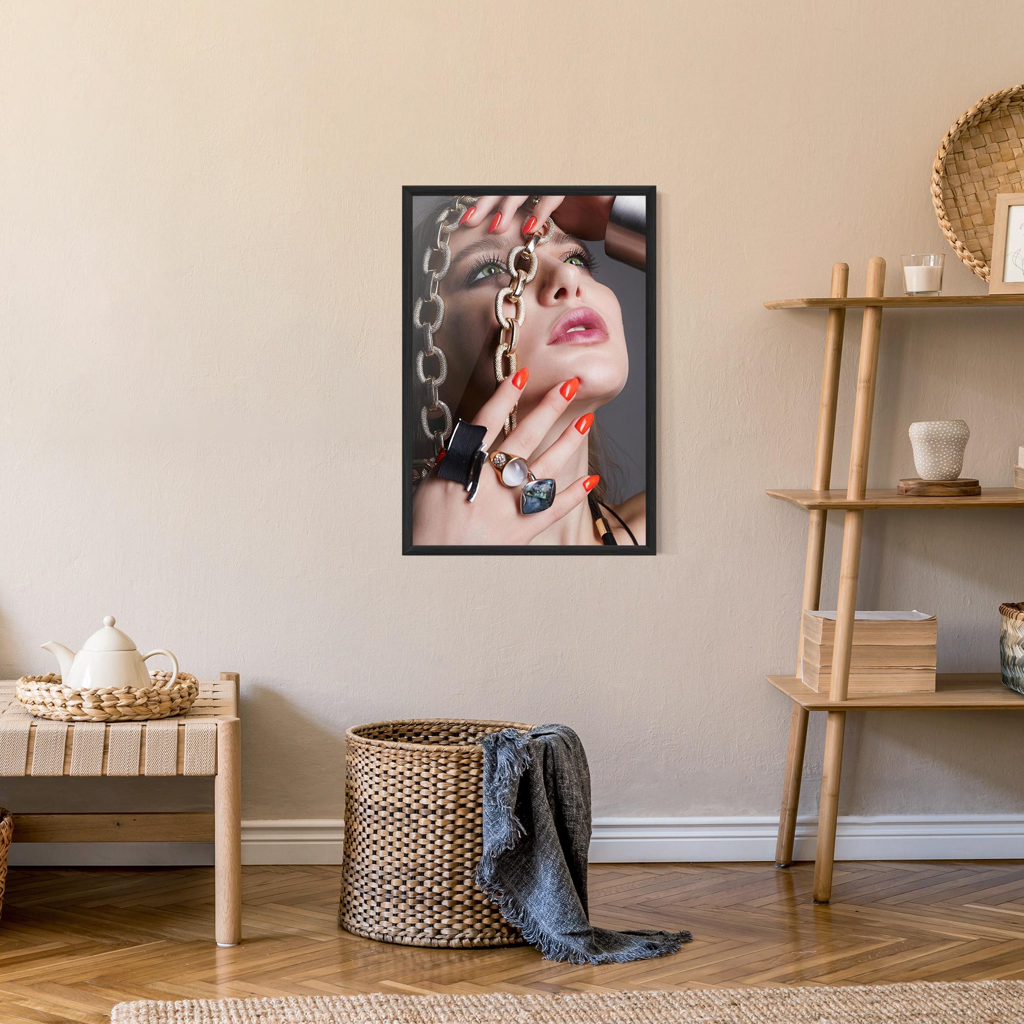 Рамкиран постер Big Chain Woman mockup 9