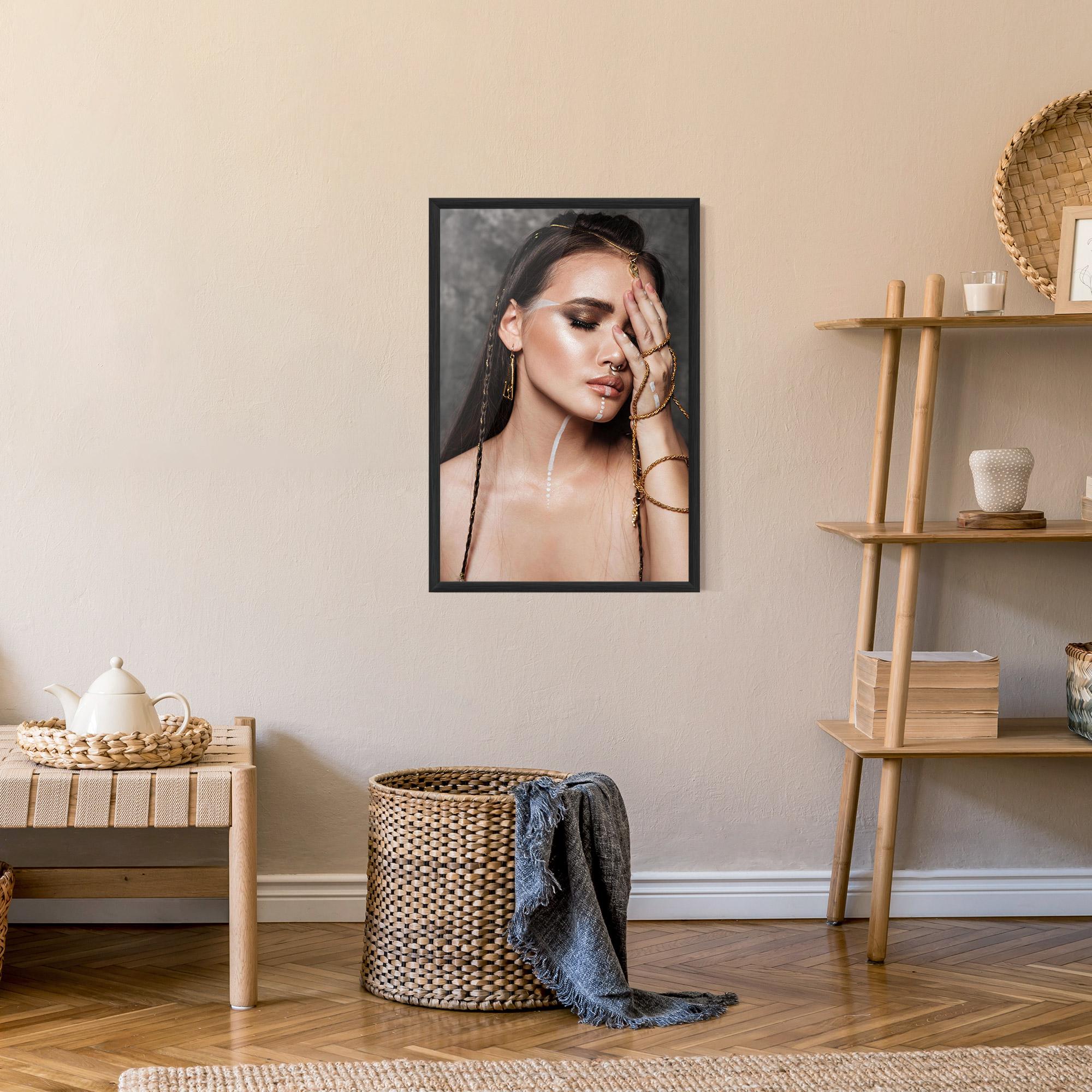 Рамкиран постер Gold Hand Accessory mockup 9