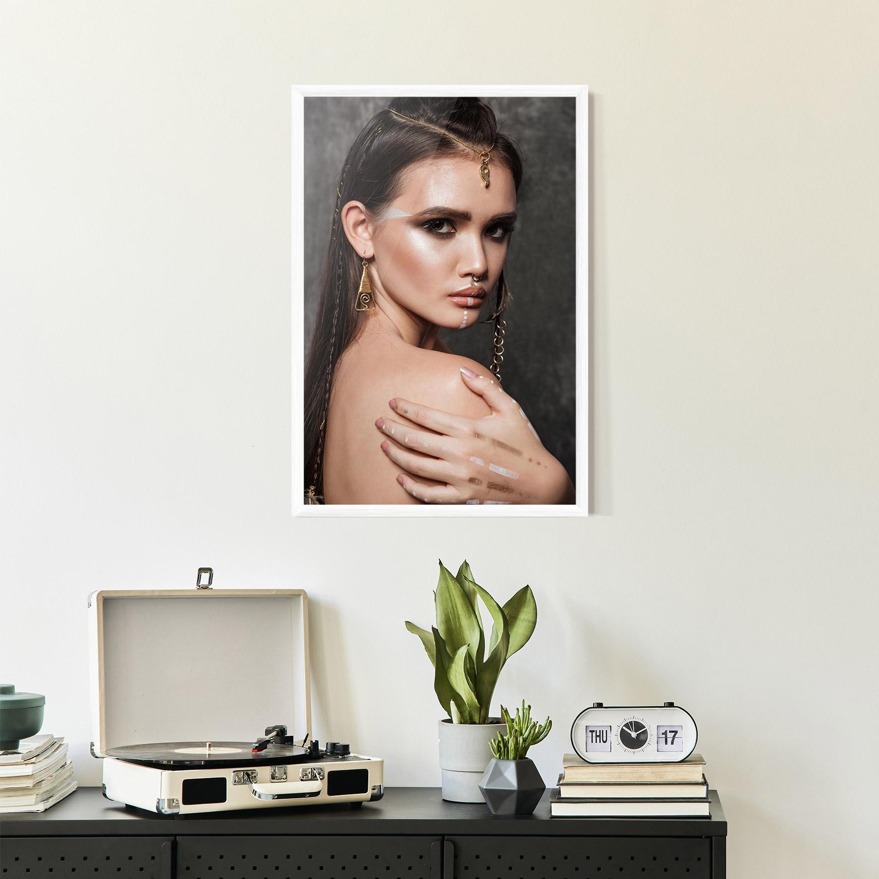 Рамкиран постер Gold Triangle Earring mockup 2