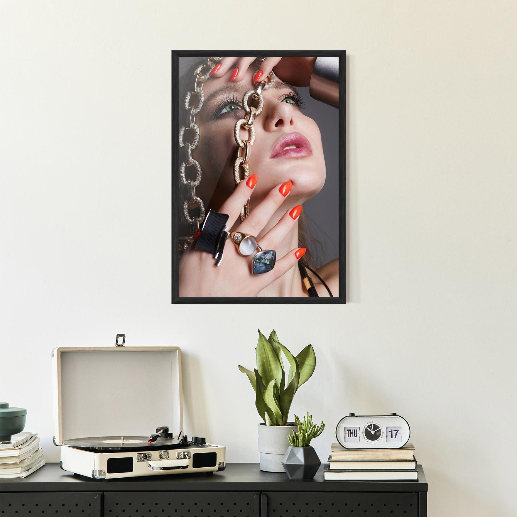 Рамкиран постер Big Chain Woman mockup 2