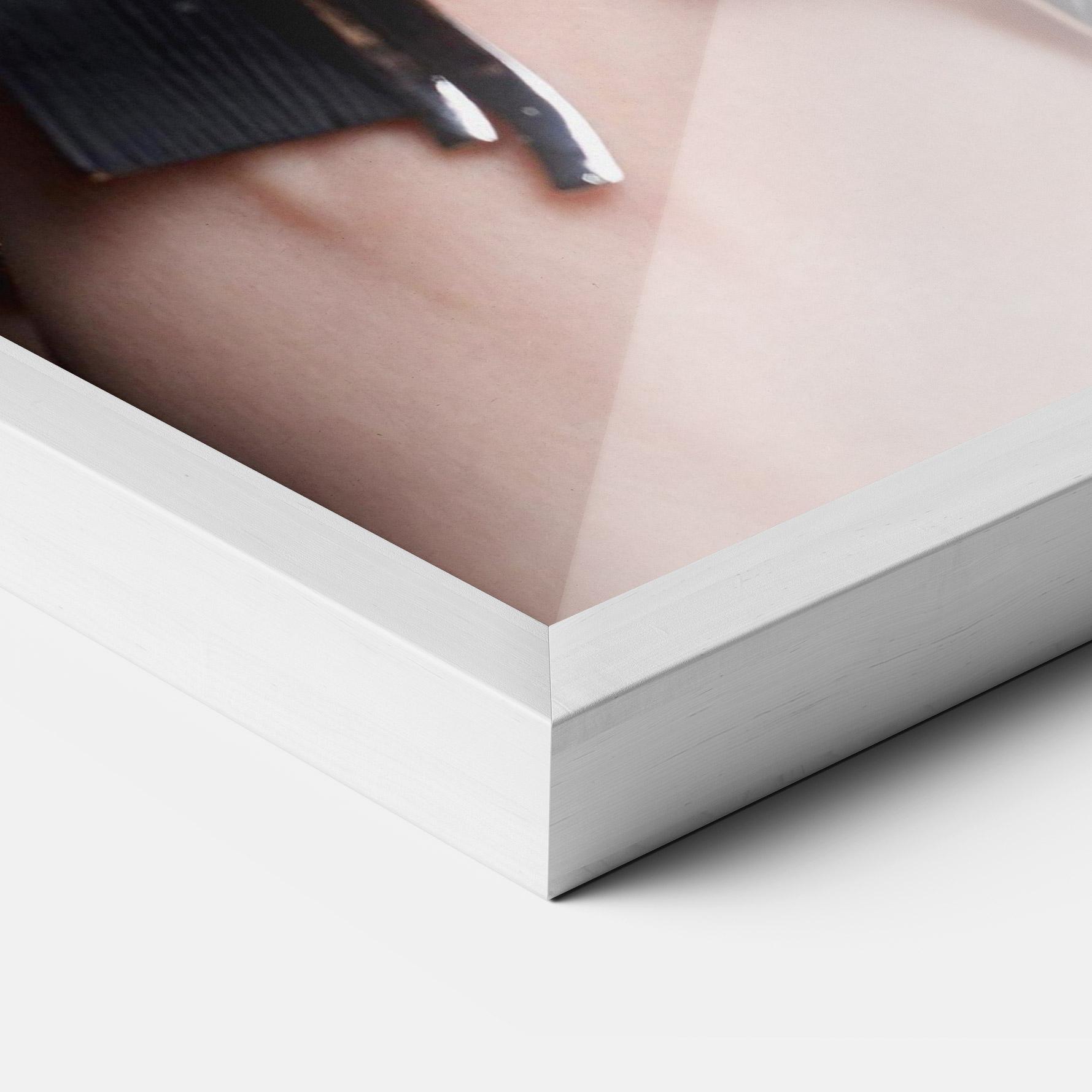 Рамкиран постер Big Chain Woman mockup 3