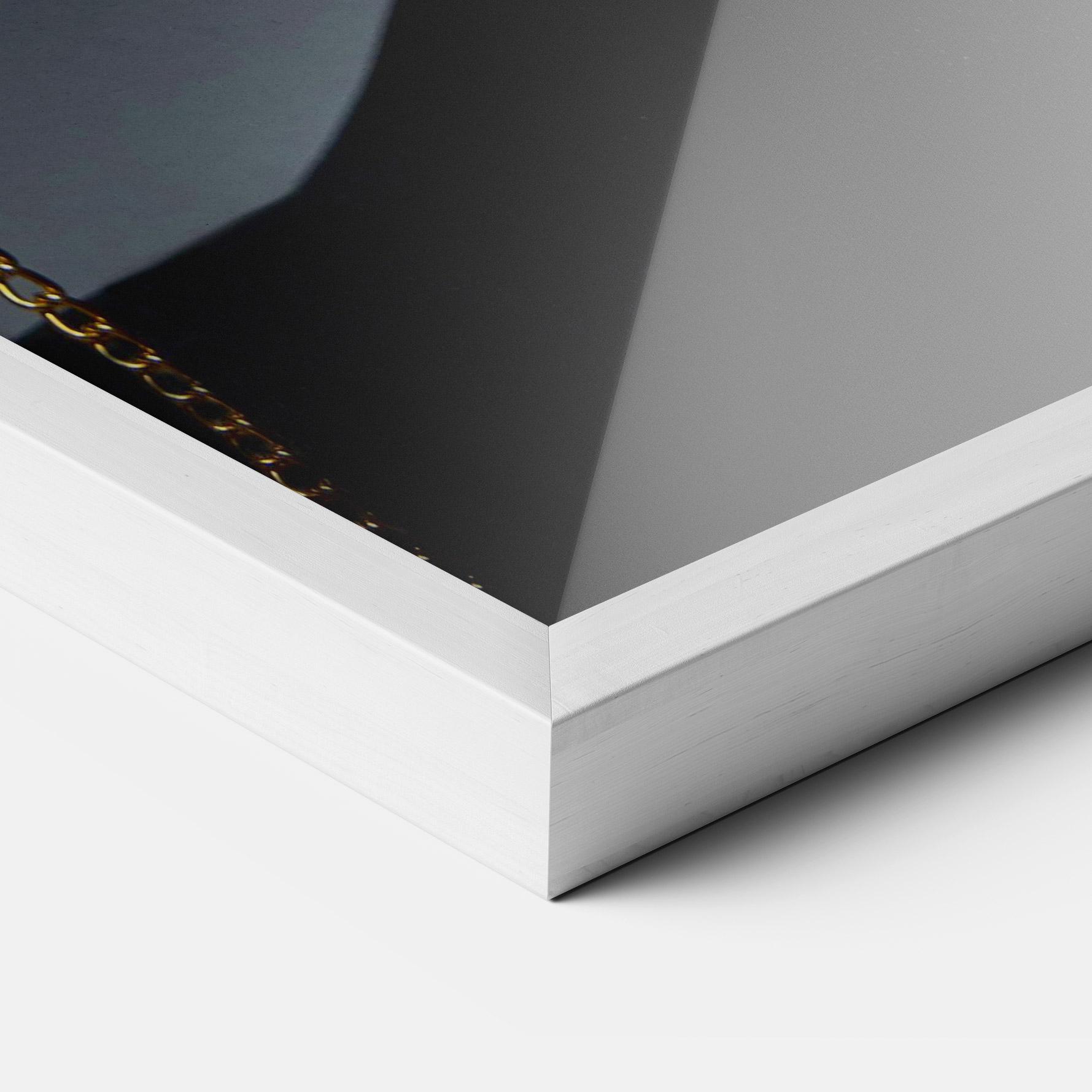 Рамкиран постер Pretty Gold Chain mockup 3