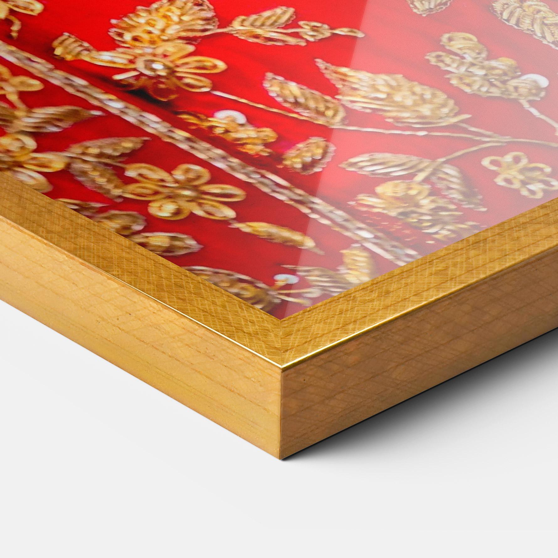 Рамкиран постер Gold Beautiful Jewelry mockup 3