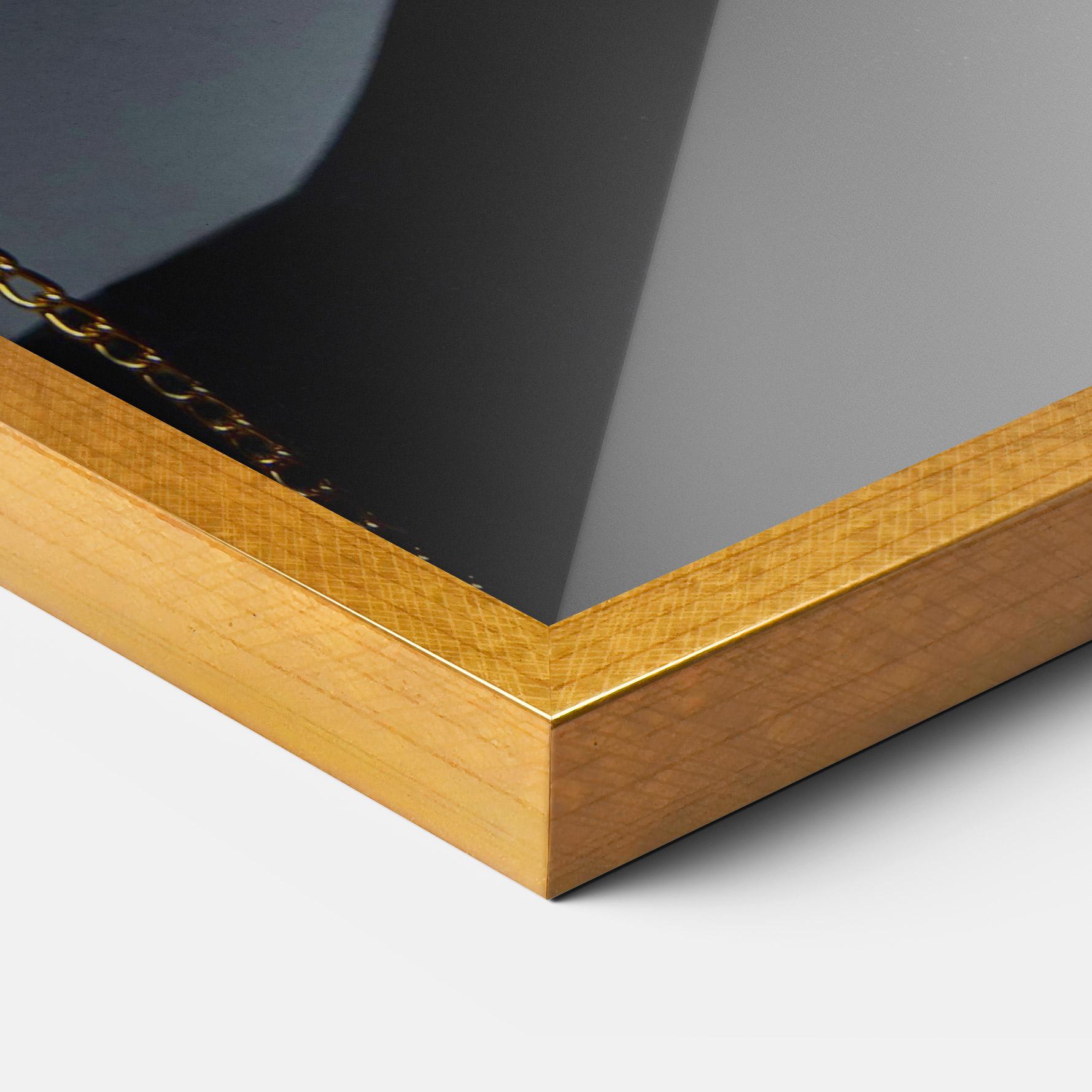 Рамкиран постер Pretty Gold Chain mockup 3