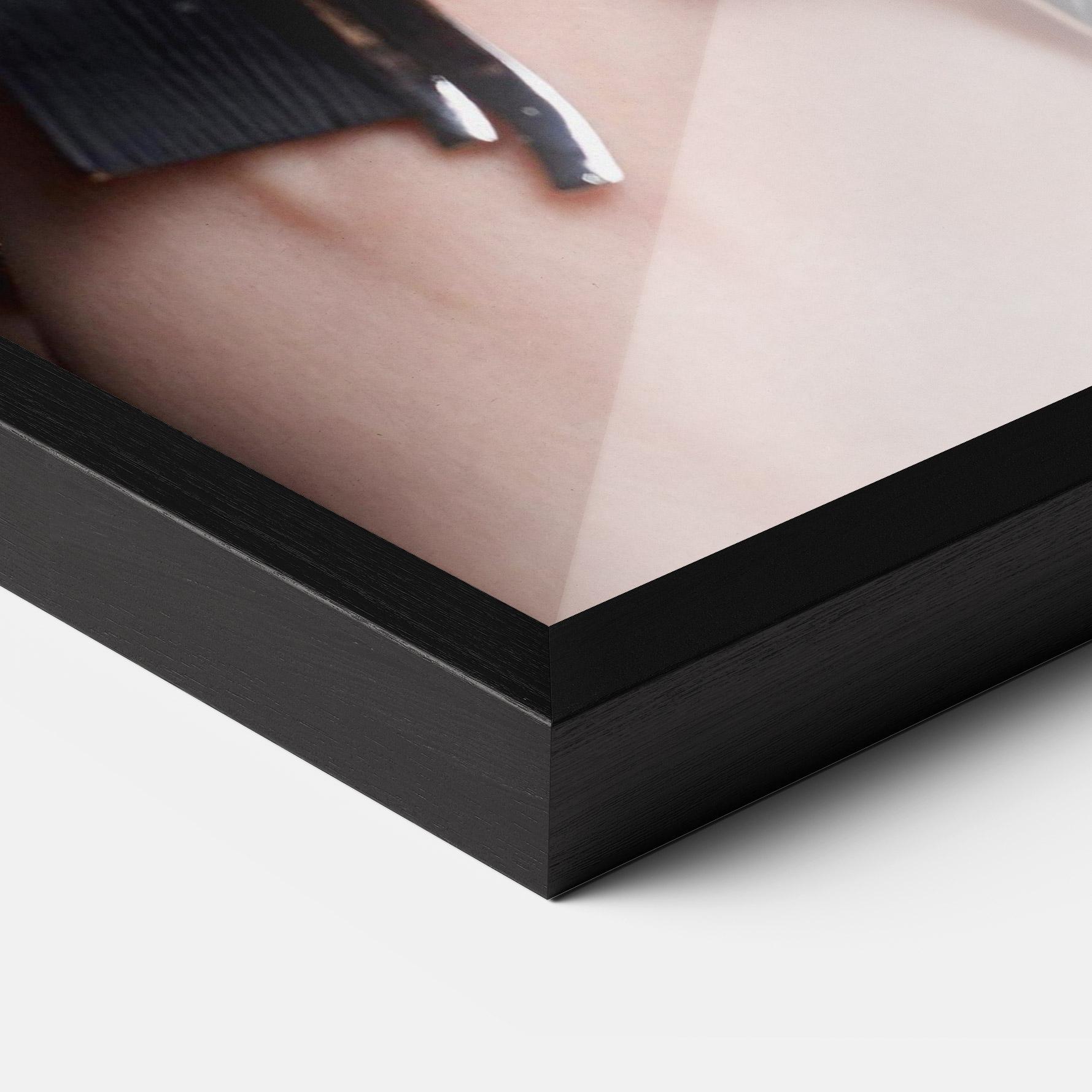 Рамкиран постер Big Chain Woman mockup 3