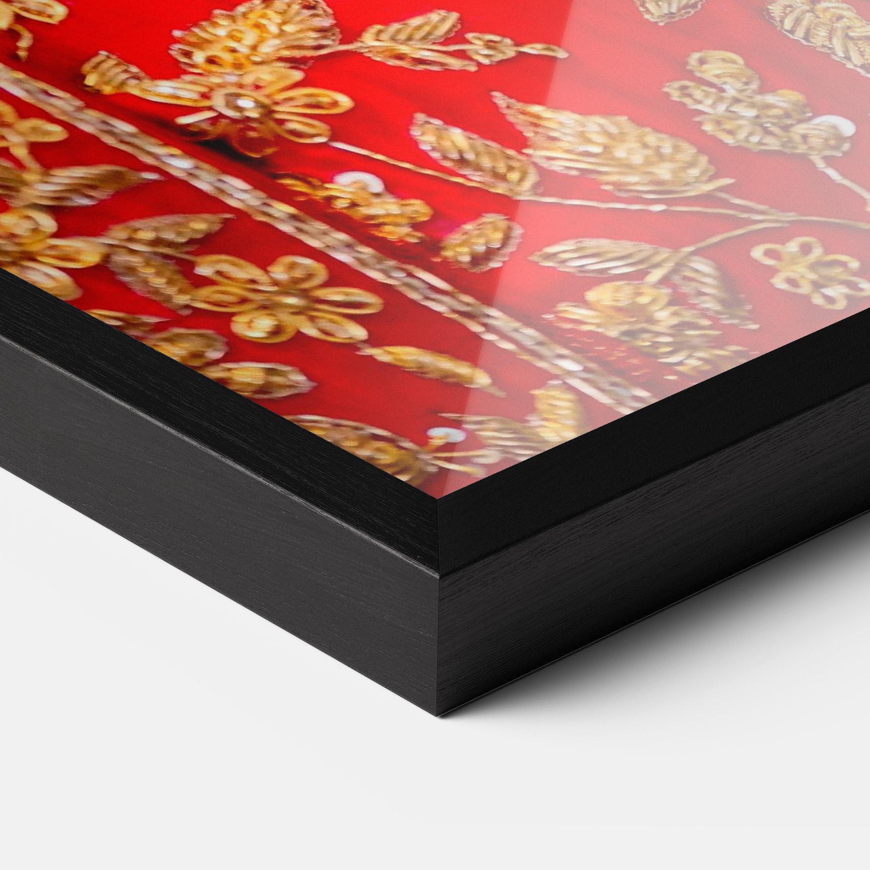 Рамкиран постер Gold Beautiful Jewelry mockup 3