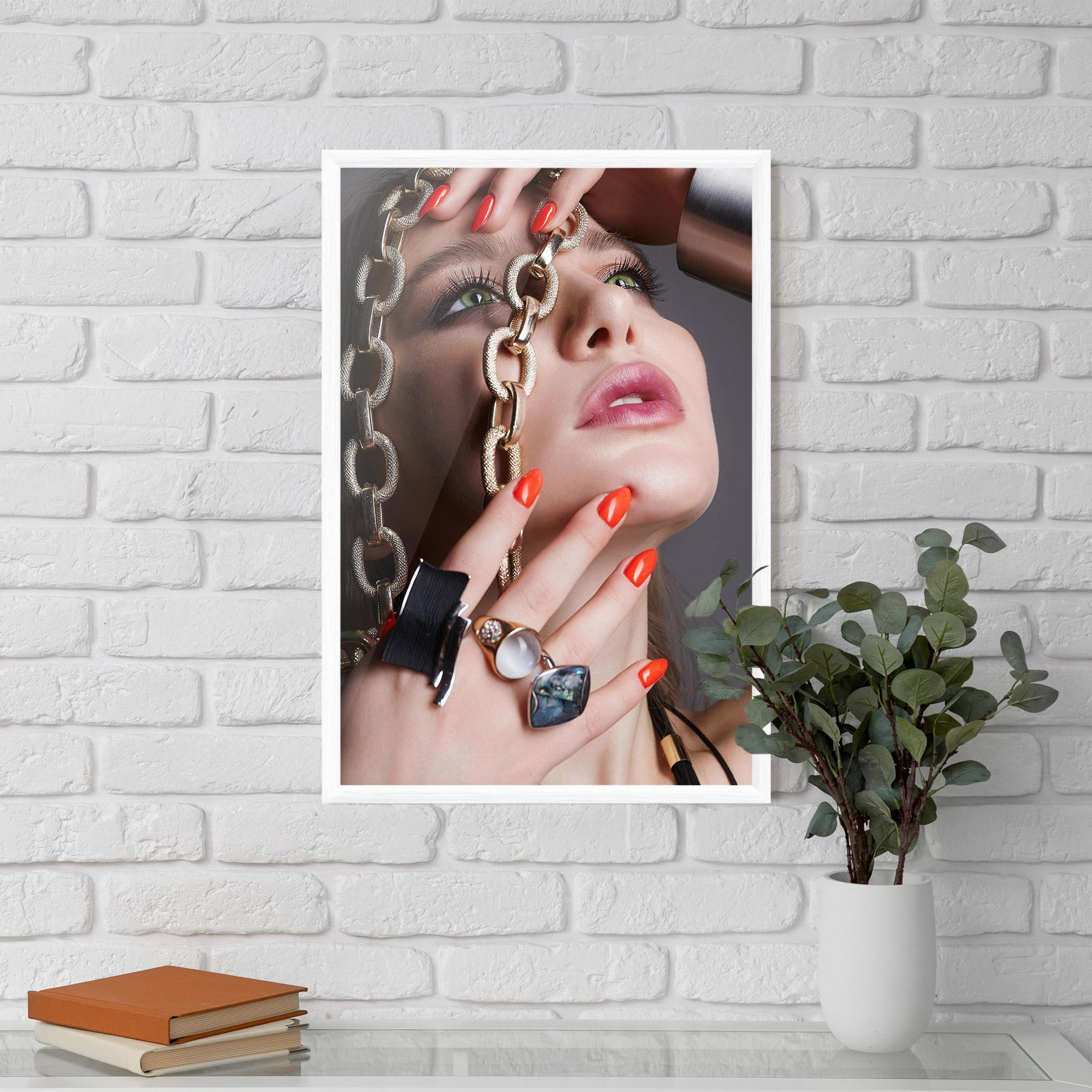 Рамкиран постер Big Chain Woman mockup 5