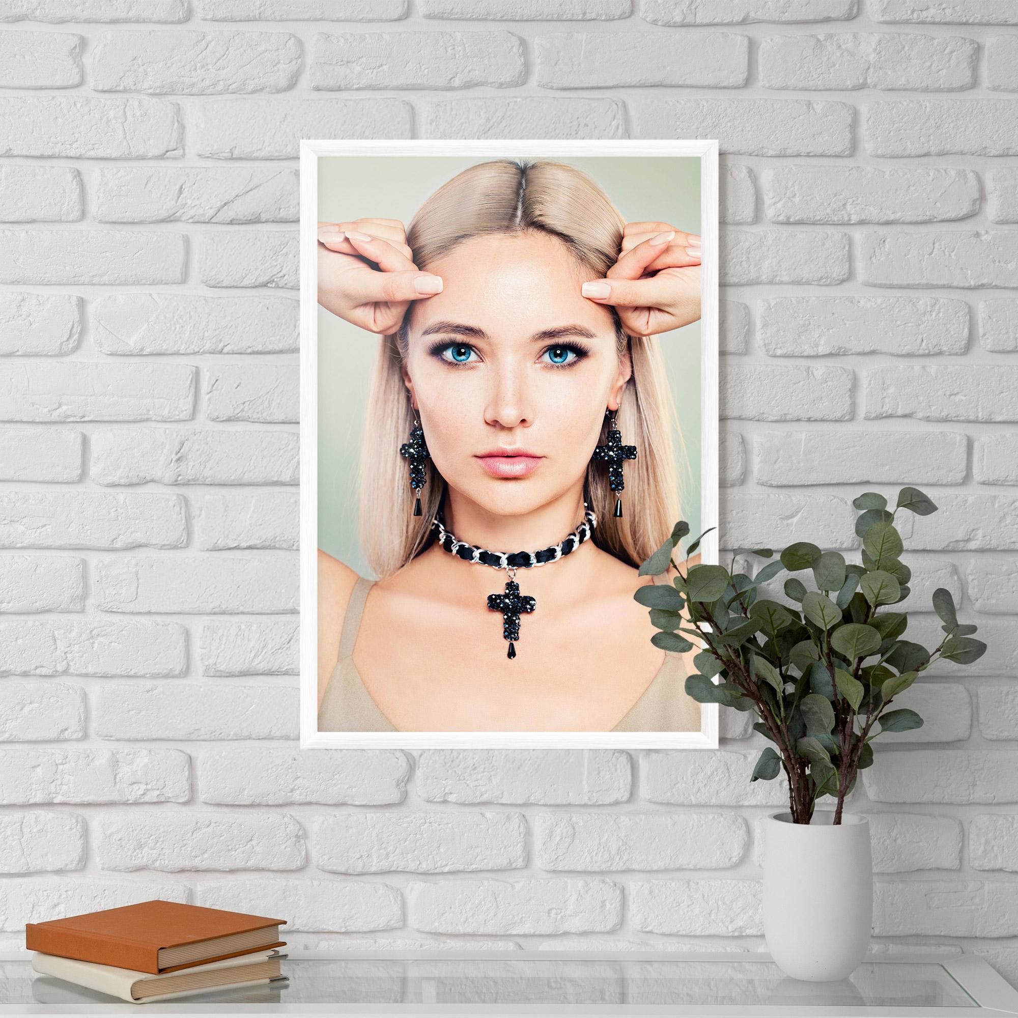 Рамкиран постер Matchy Earrings Necklaces mockup 5