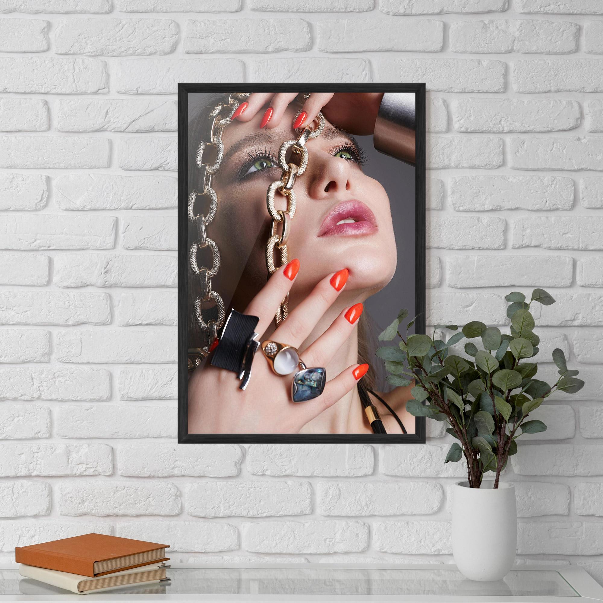 Рамкиран постер Big Chain Woman mockup 5