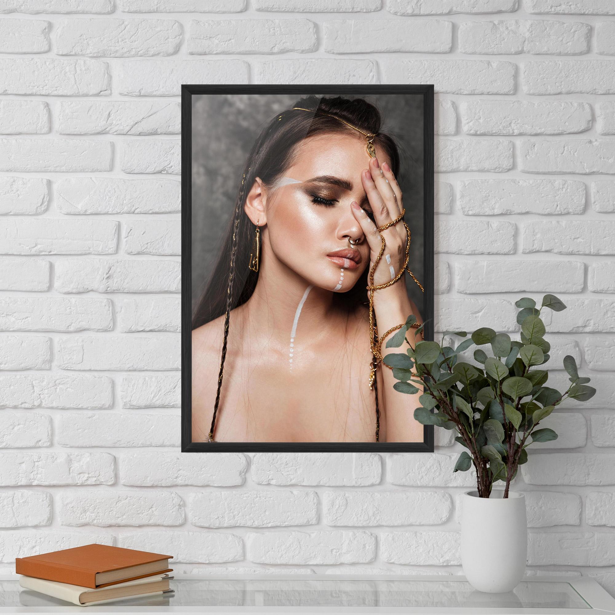 Рамкиран постер Gold Hand Accessory mockup 5