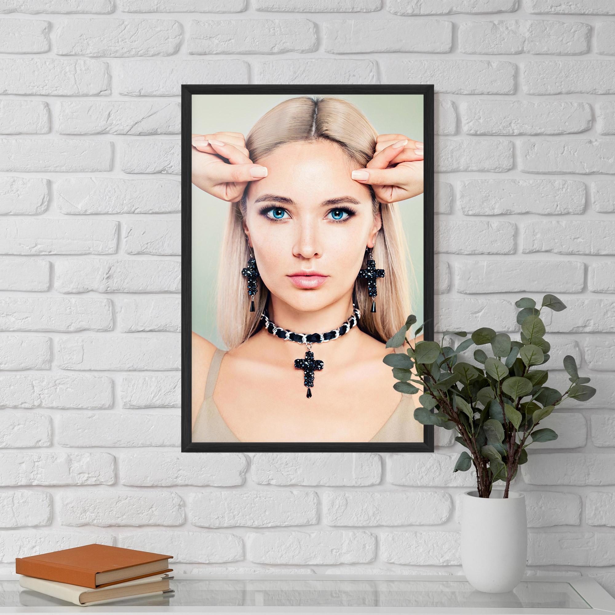 Рамкиран постер Matchy Earrings Necklaces mockup 5