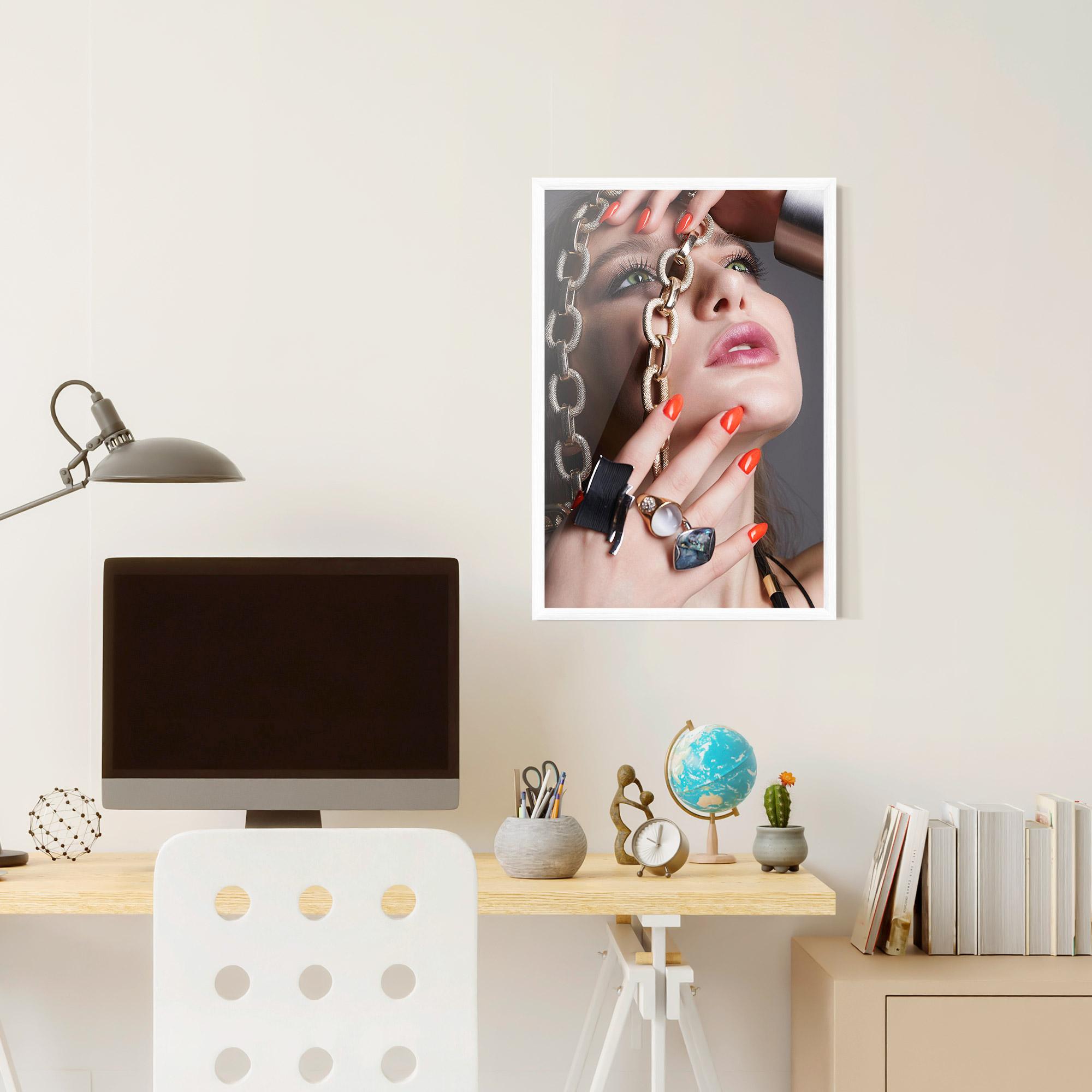 Рамкиран постер Big Chain Woman mockup 6