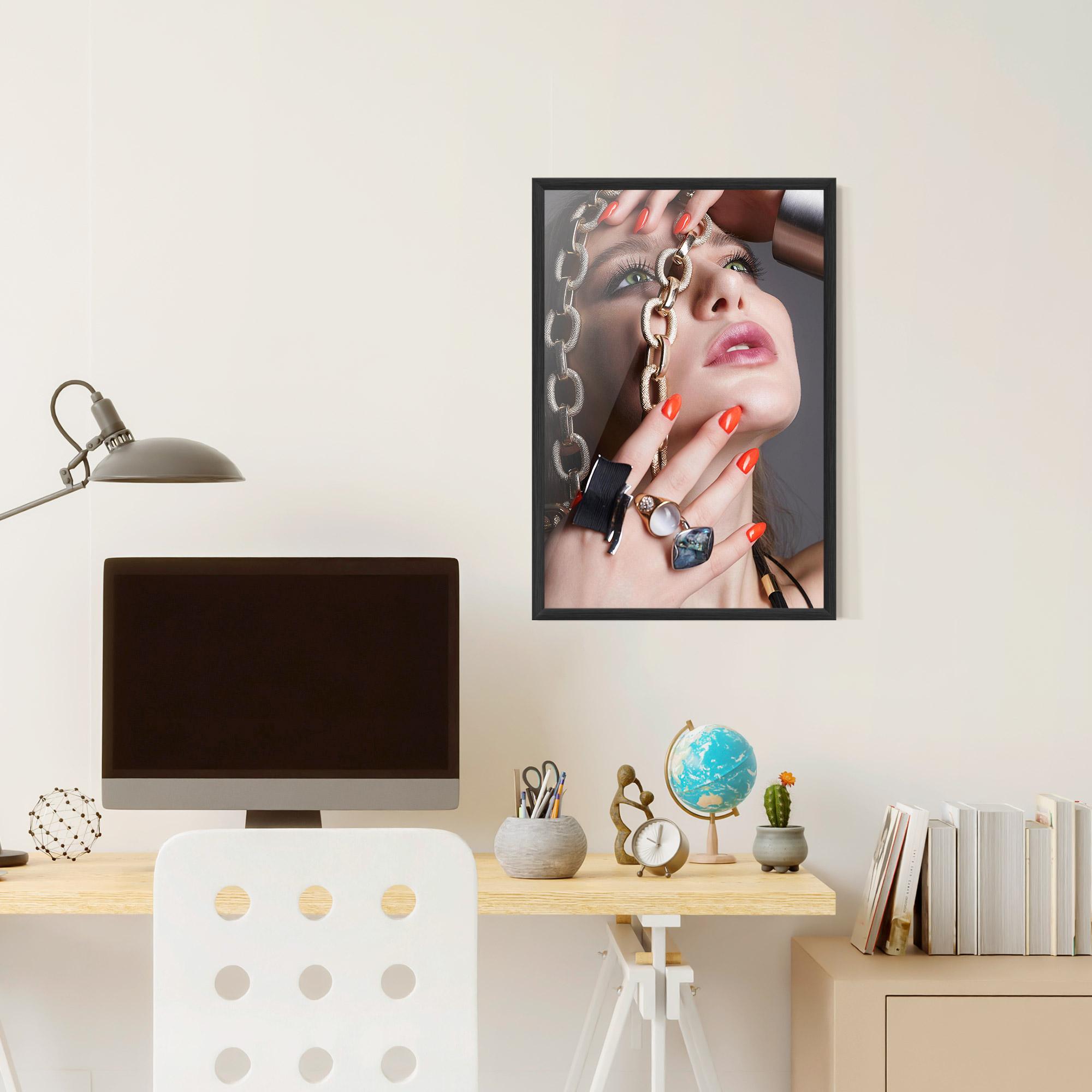 Рамкиран постер Big Chain Woman mockup 6