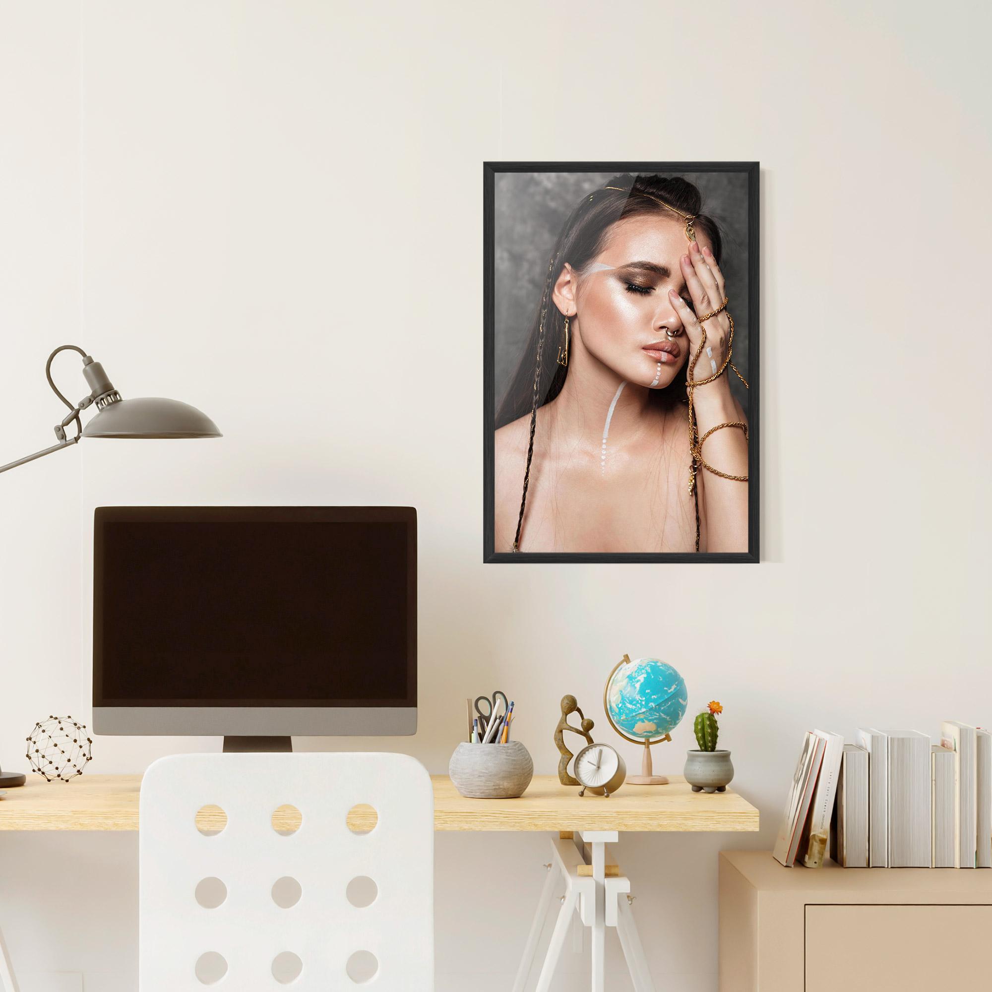 Рамкиран постер Gold Hand Accessory mockup 6