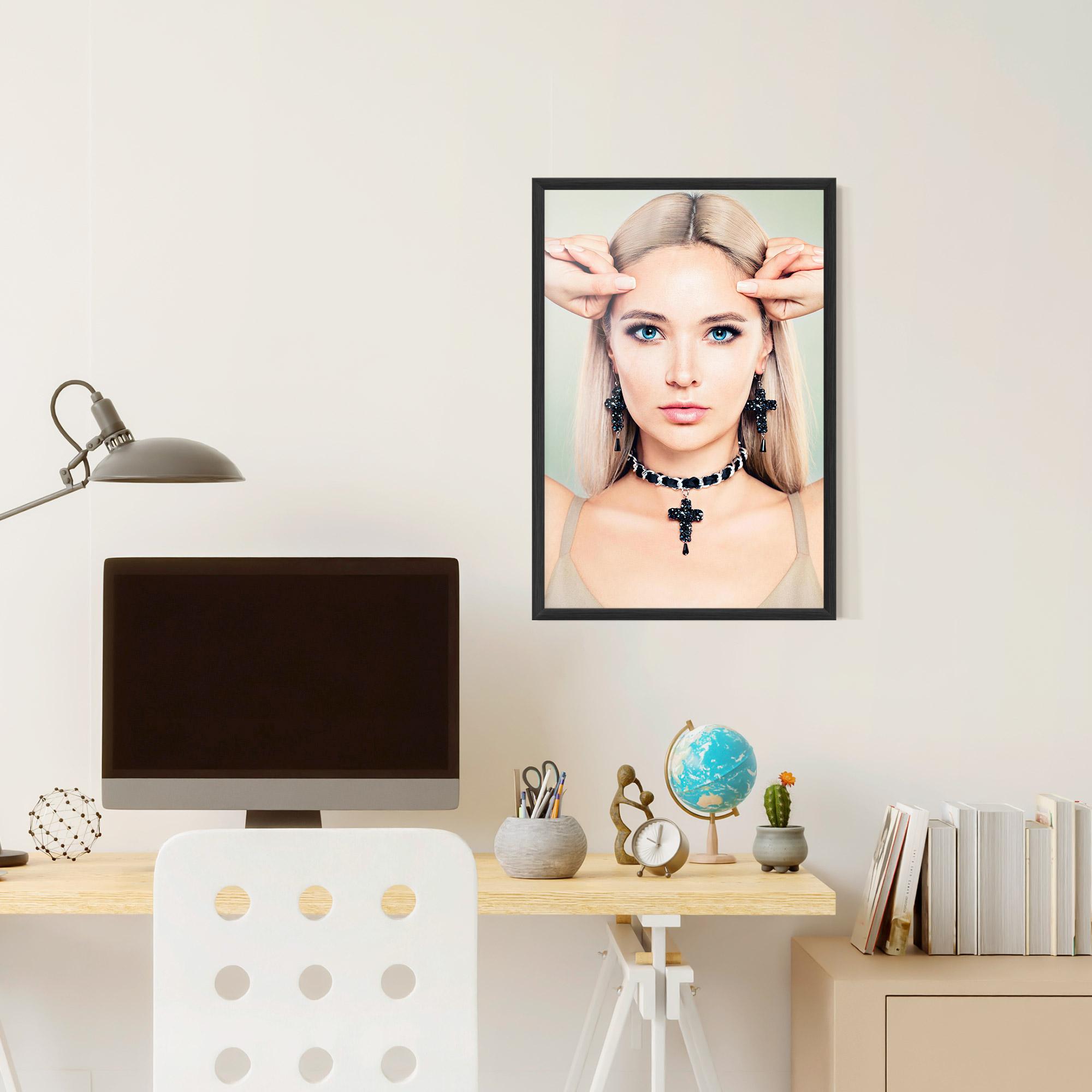 Рамкиран постер Matchy Earrings Necklaces mockup 6