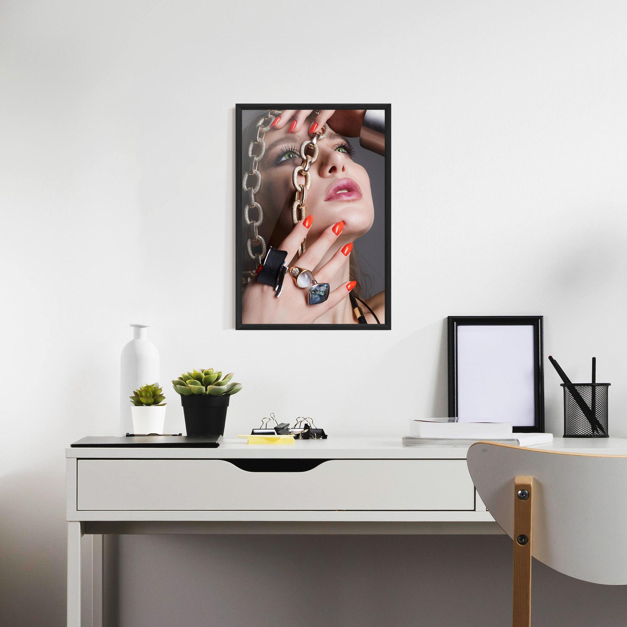 Рамкиран постер Big Chain Woman mockup 7