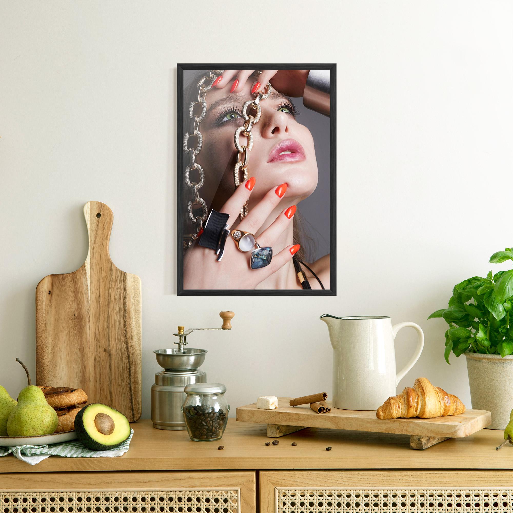 Рамкиран постер Big Chain Woman mockup 8