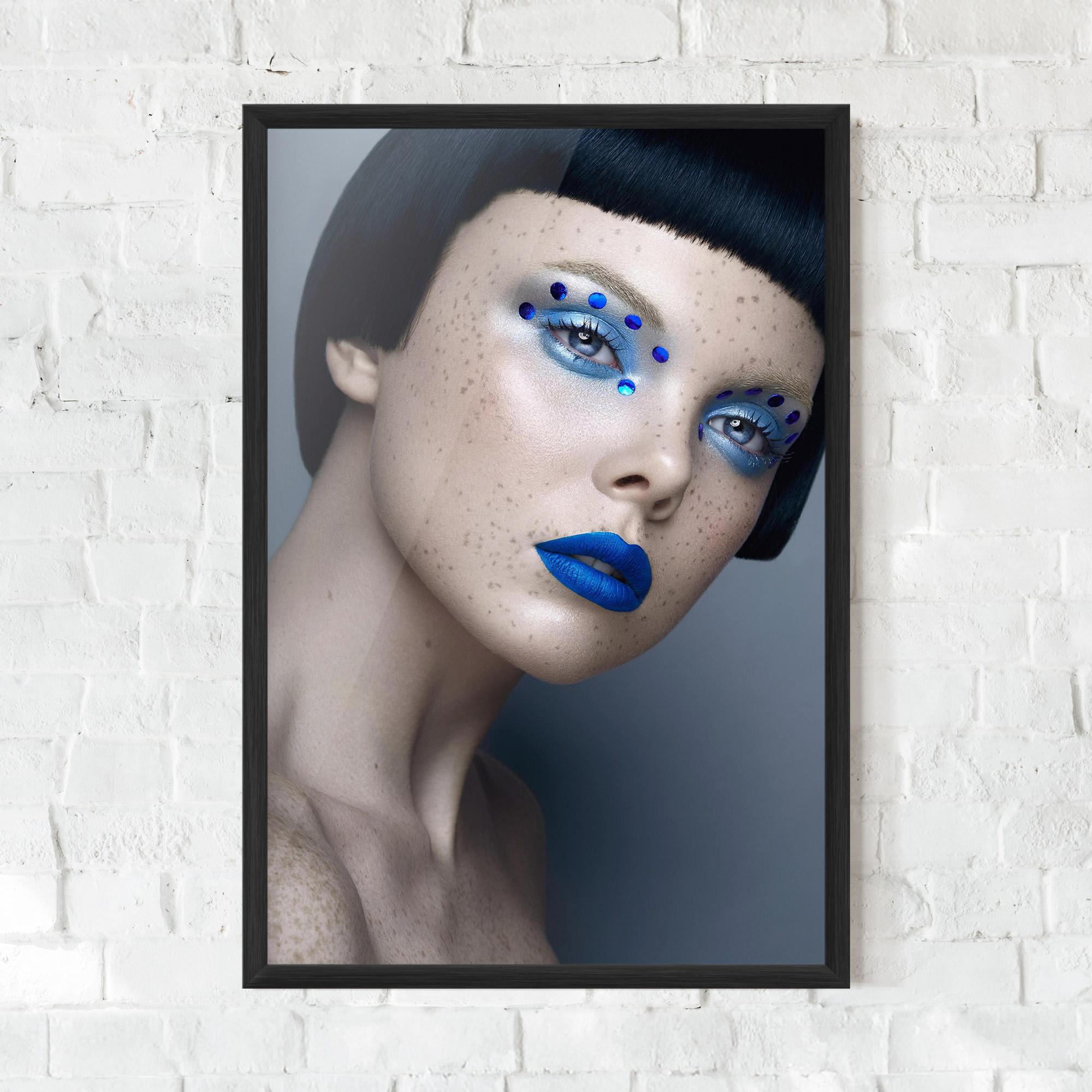 Рамкиран постер Pretty Blue Makeup mockup 0