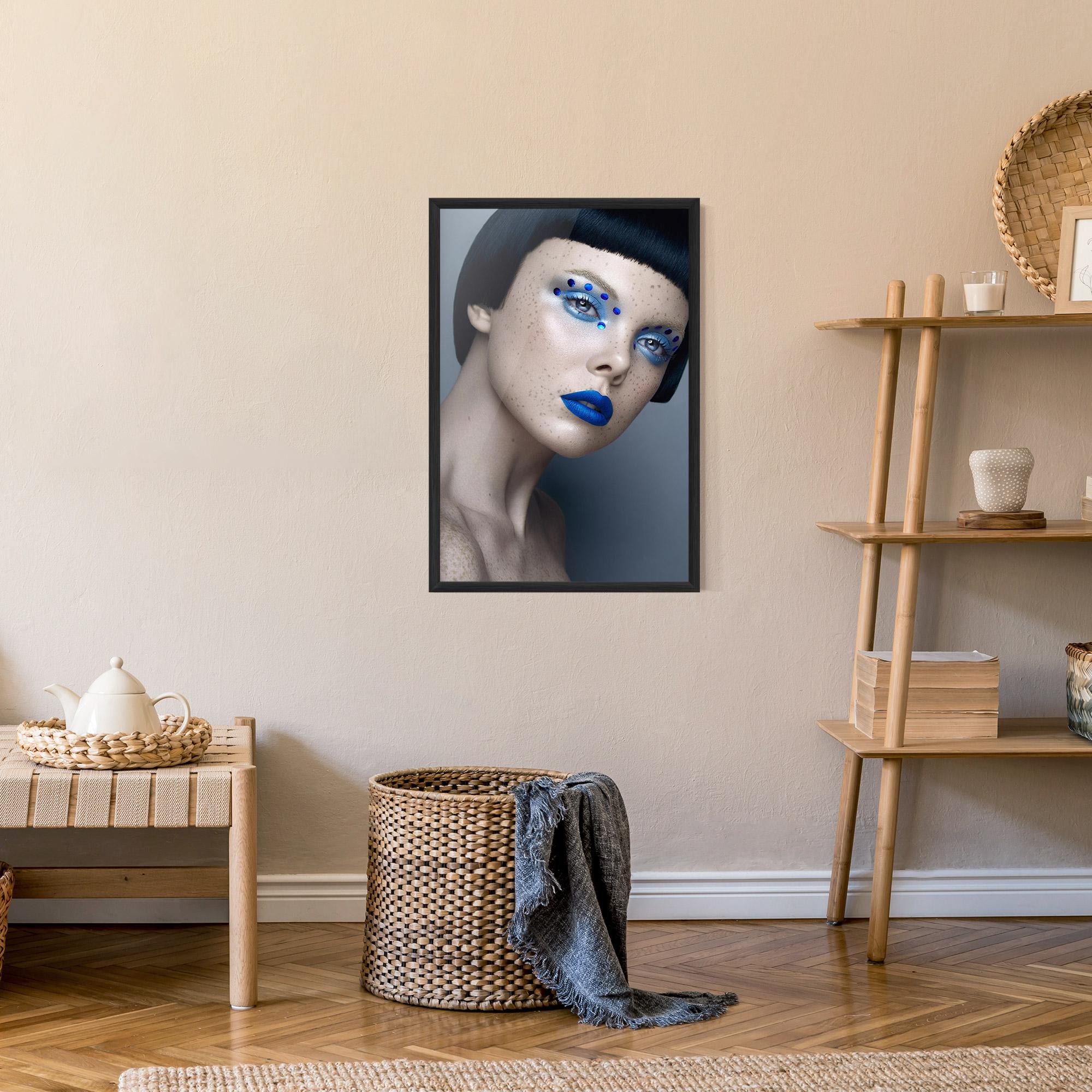 Рамкиран постер Pretty Blue Makeup mockup 9