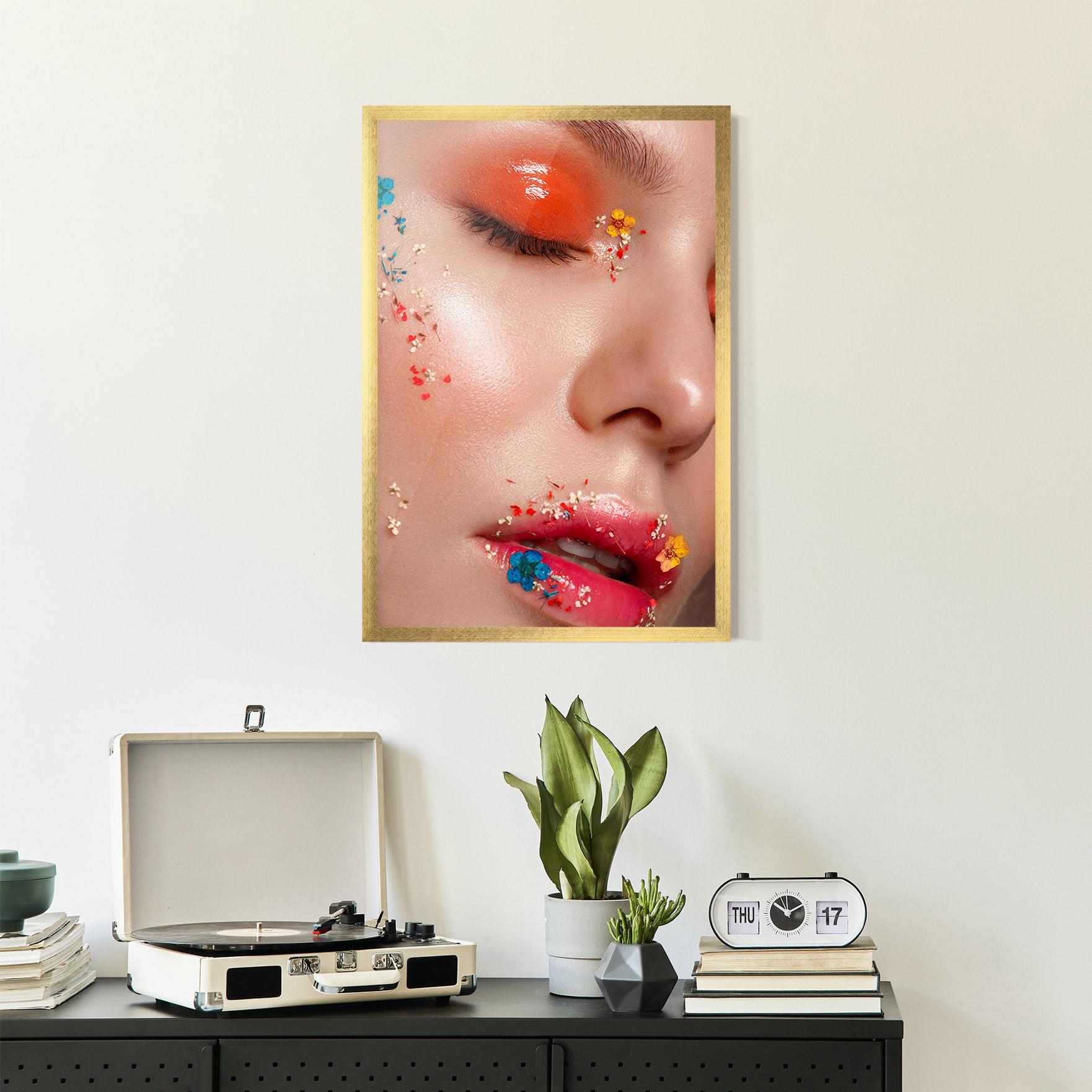 Рамкиран постер Pretty Orange Make Up mockup 2