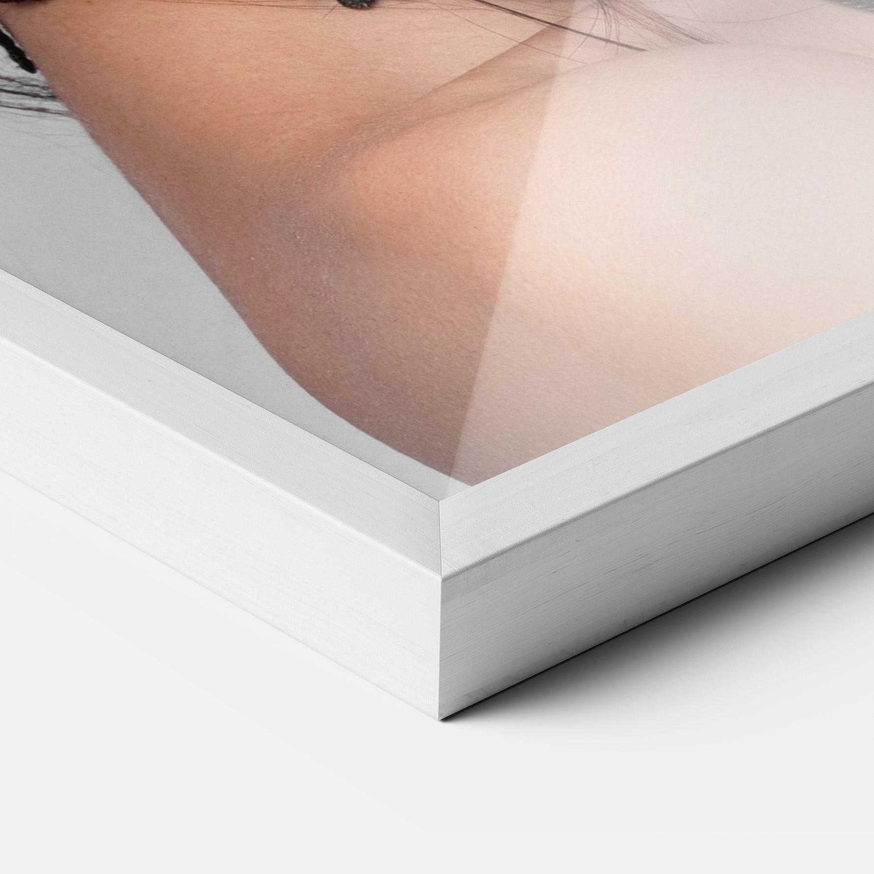 Рамкиран постер Pretty Brunette Makeup mockup 3