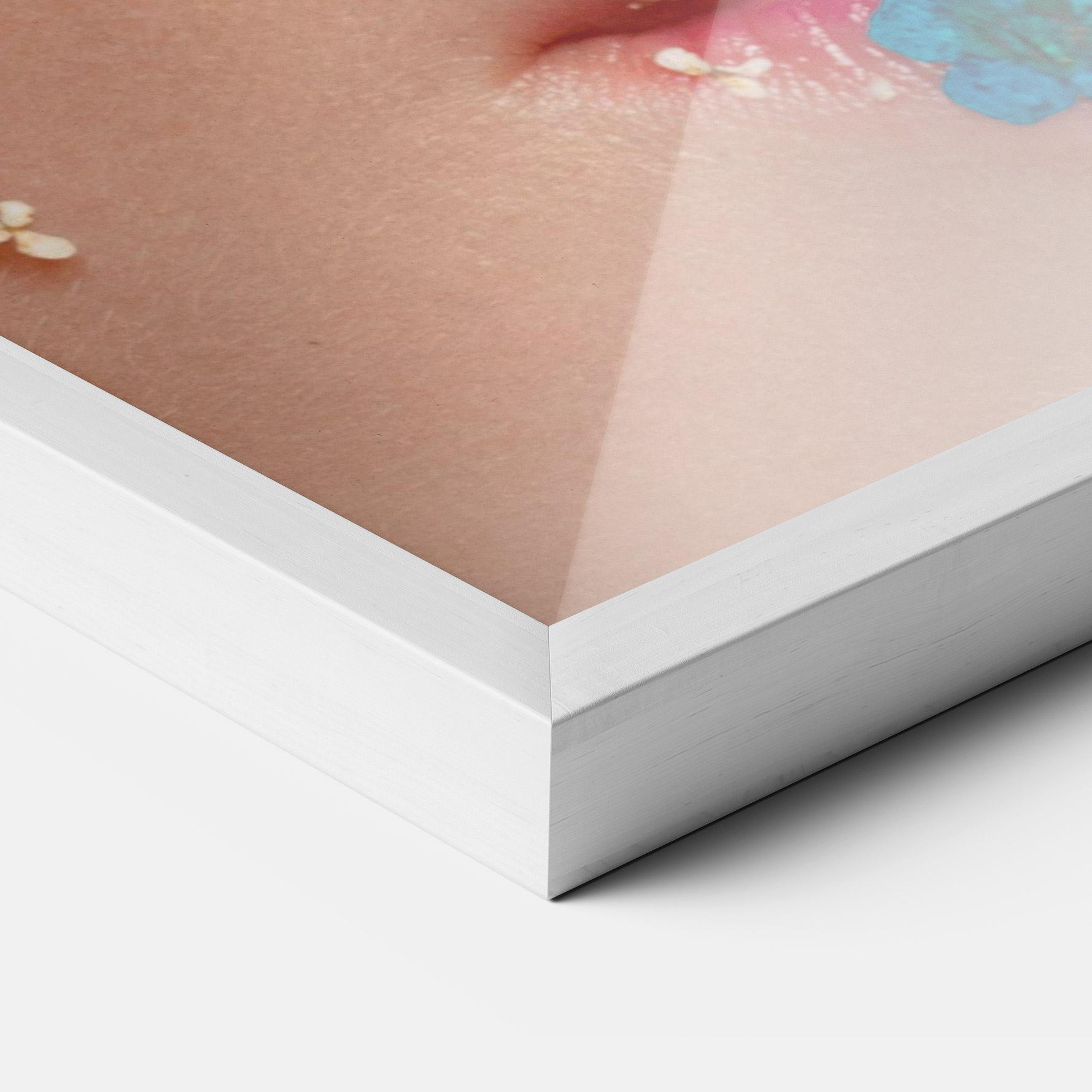 Рамкиран постер Pretty Orange Make Up mockup 3