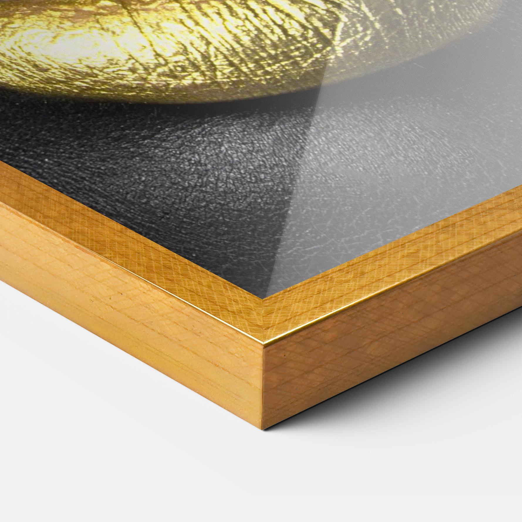 Рамкиран постер Gold Make Up And Lips mockup 3