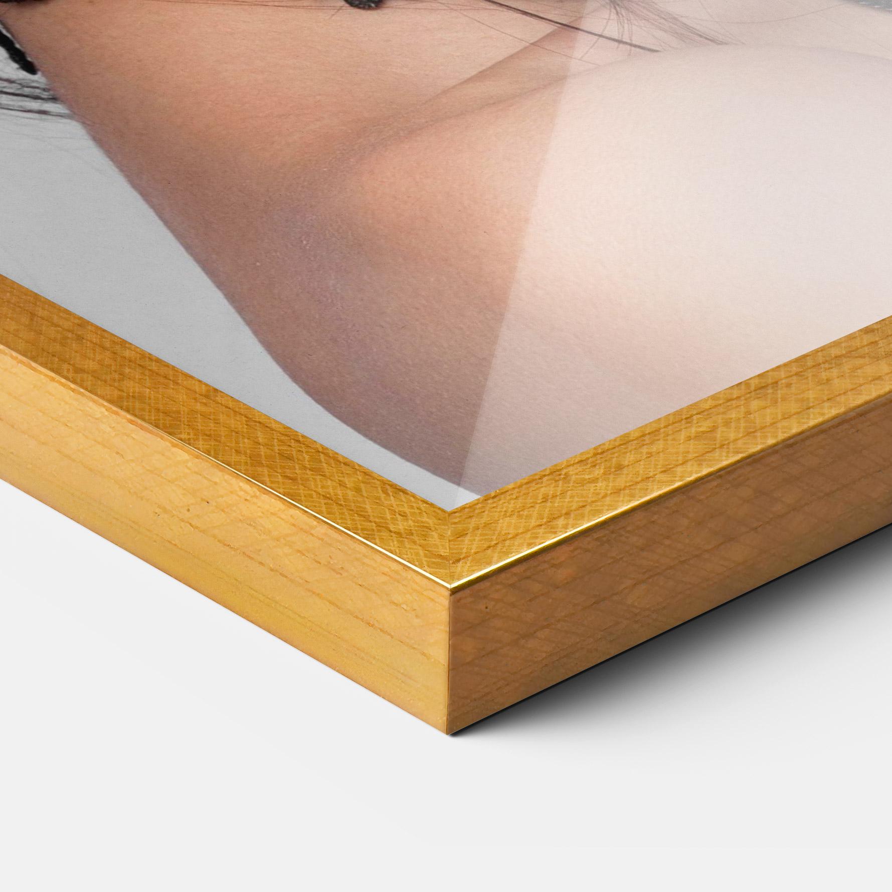 Рамкиран постер Pretty Brunette Makeup mockup 3