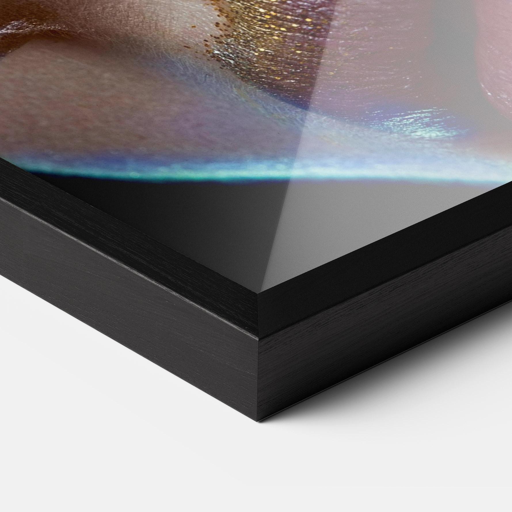 Рамкиран постер Golden Silver Makeup mockup 3