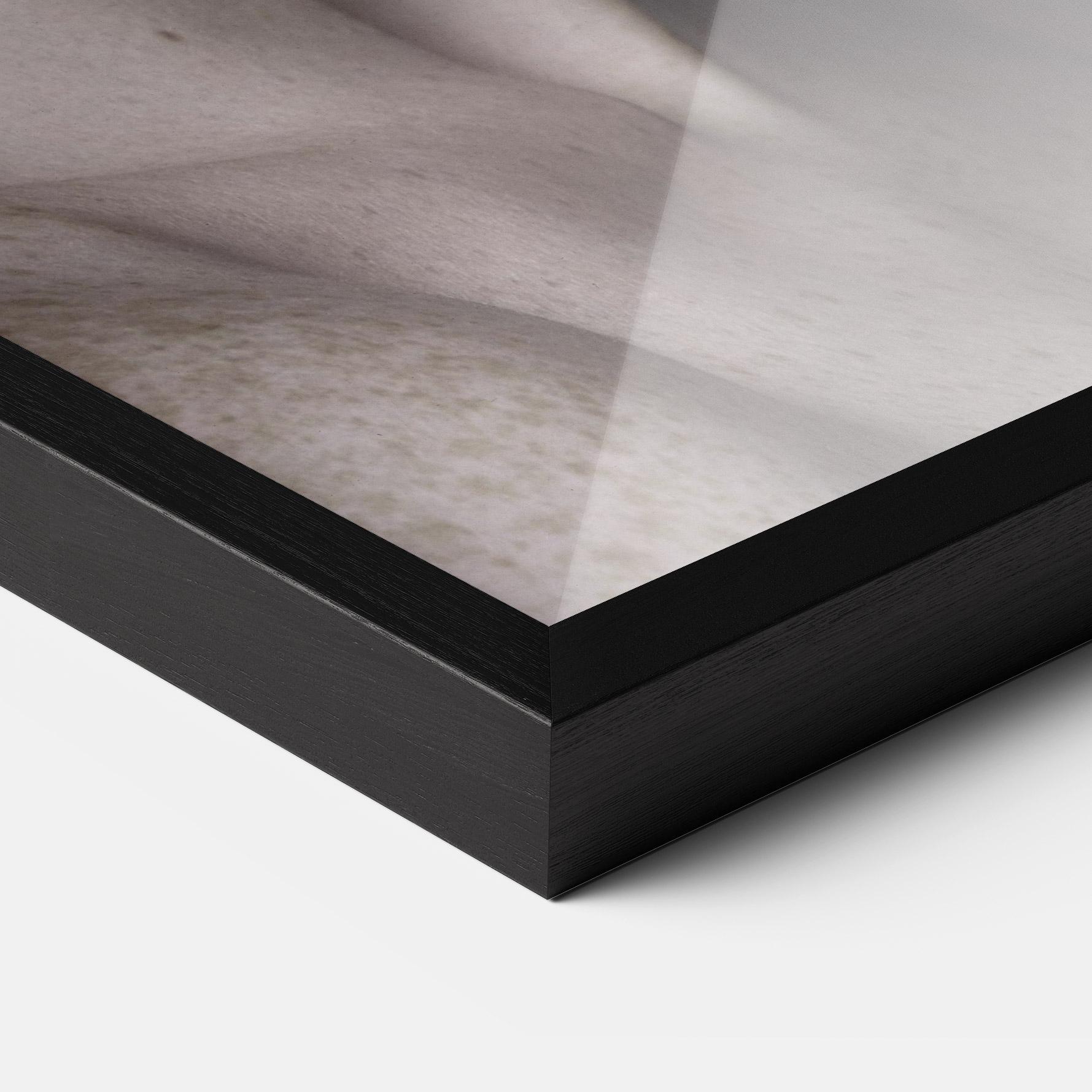 Рамкиран постер Pretty Blue Makeup mockup 3