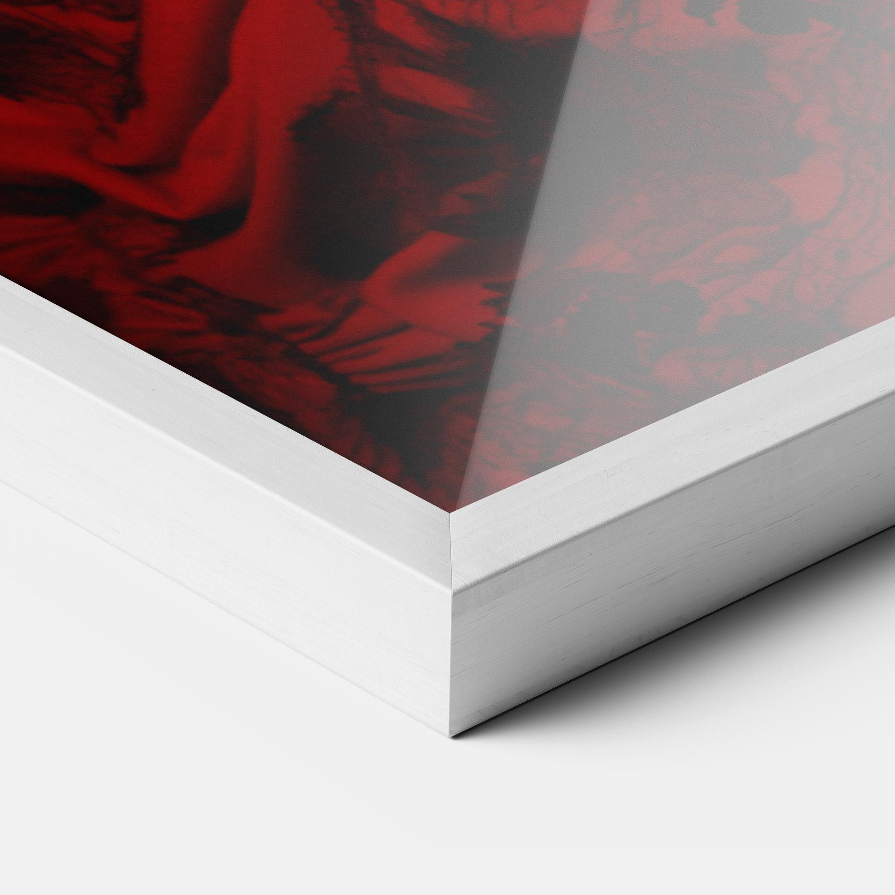 Рамкиран постер Posing With Roses mockup 3