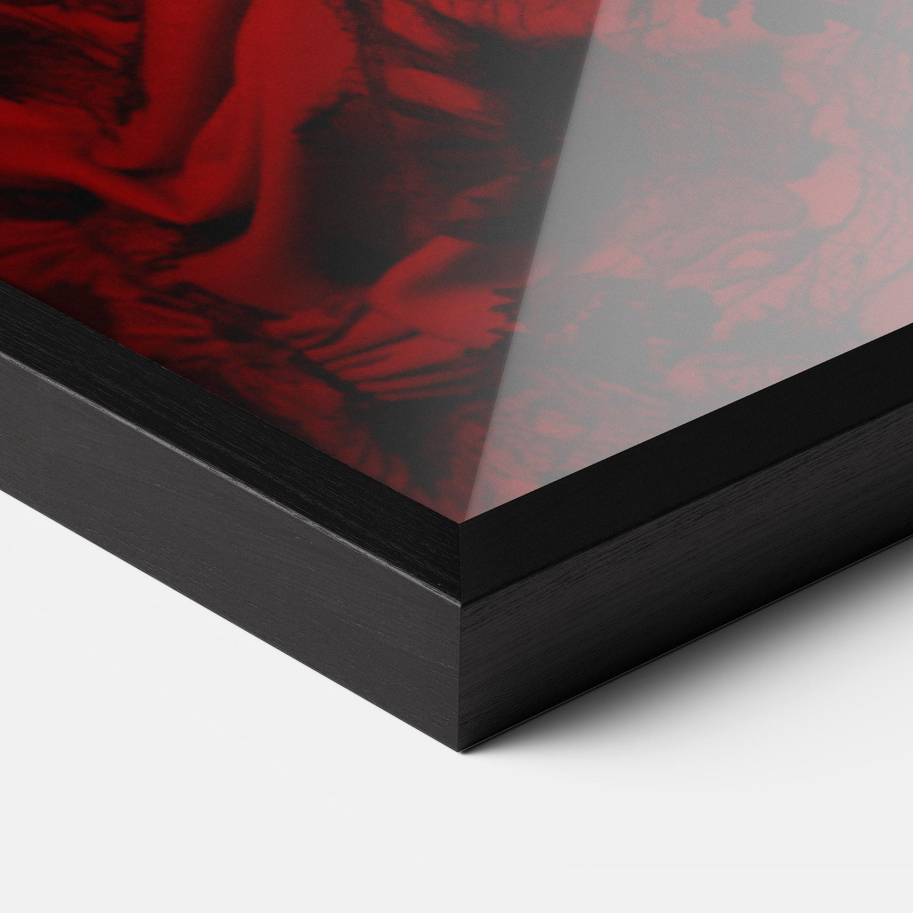 Рамкиран постер Posing With Roses mockup 3