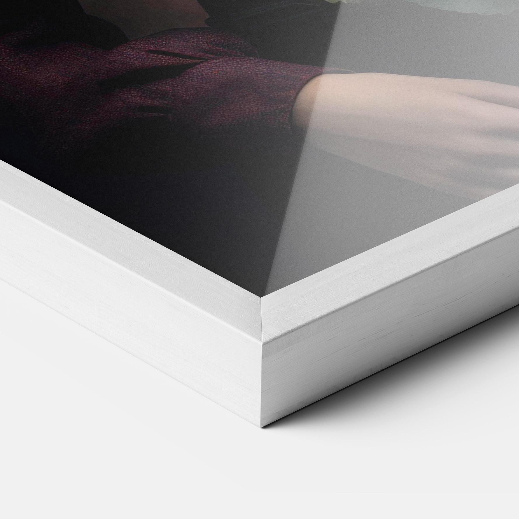 Рамкиран постер Holding Vintage Rose mockup 3