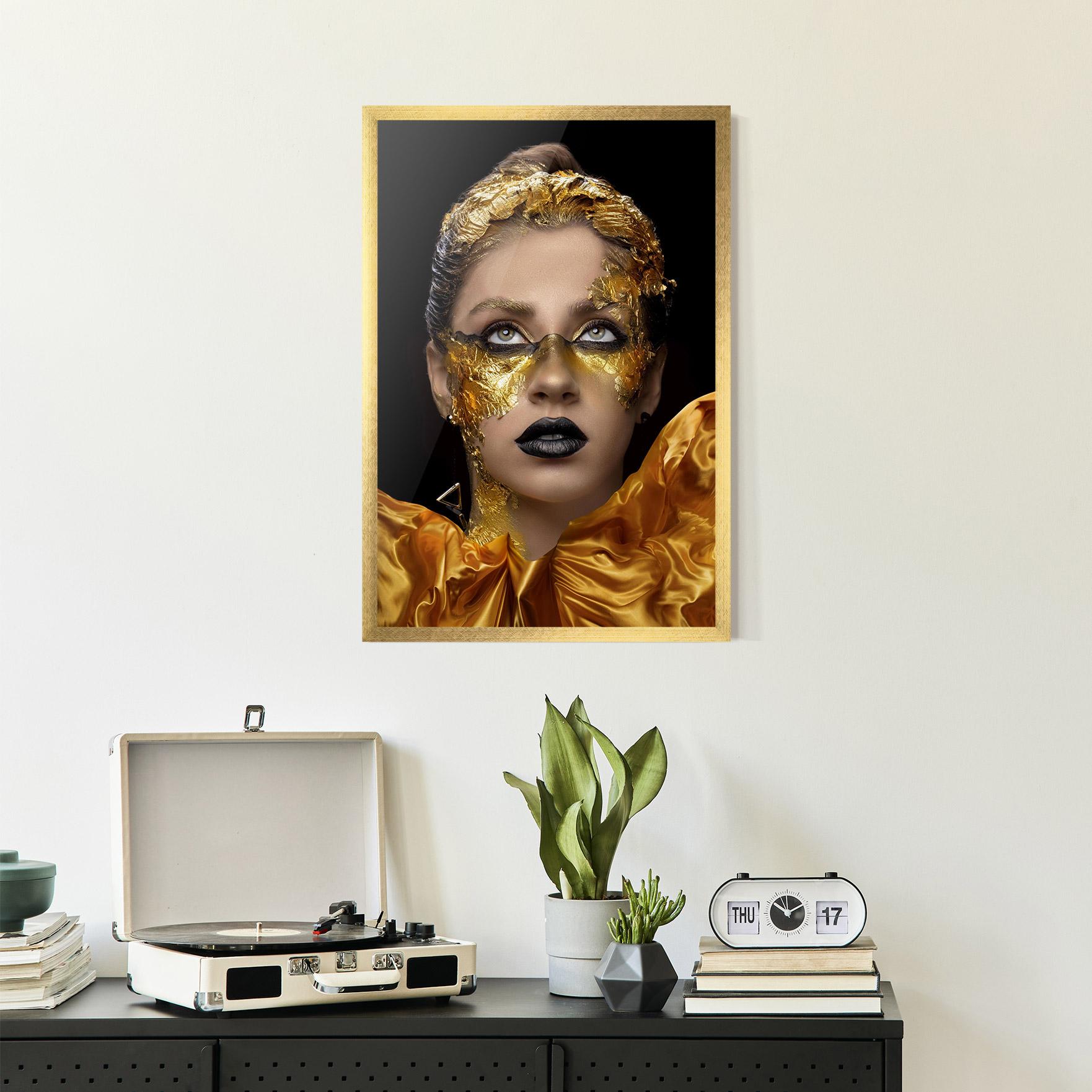 Рамкиран постер Glamorous Gold Outfit mockup 2