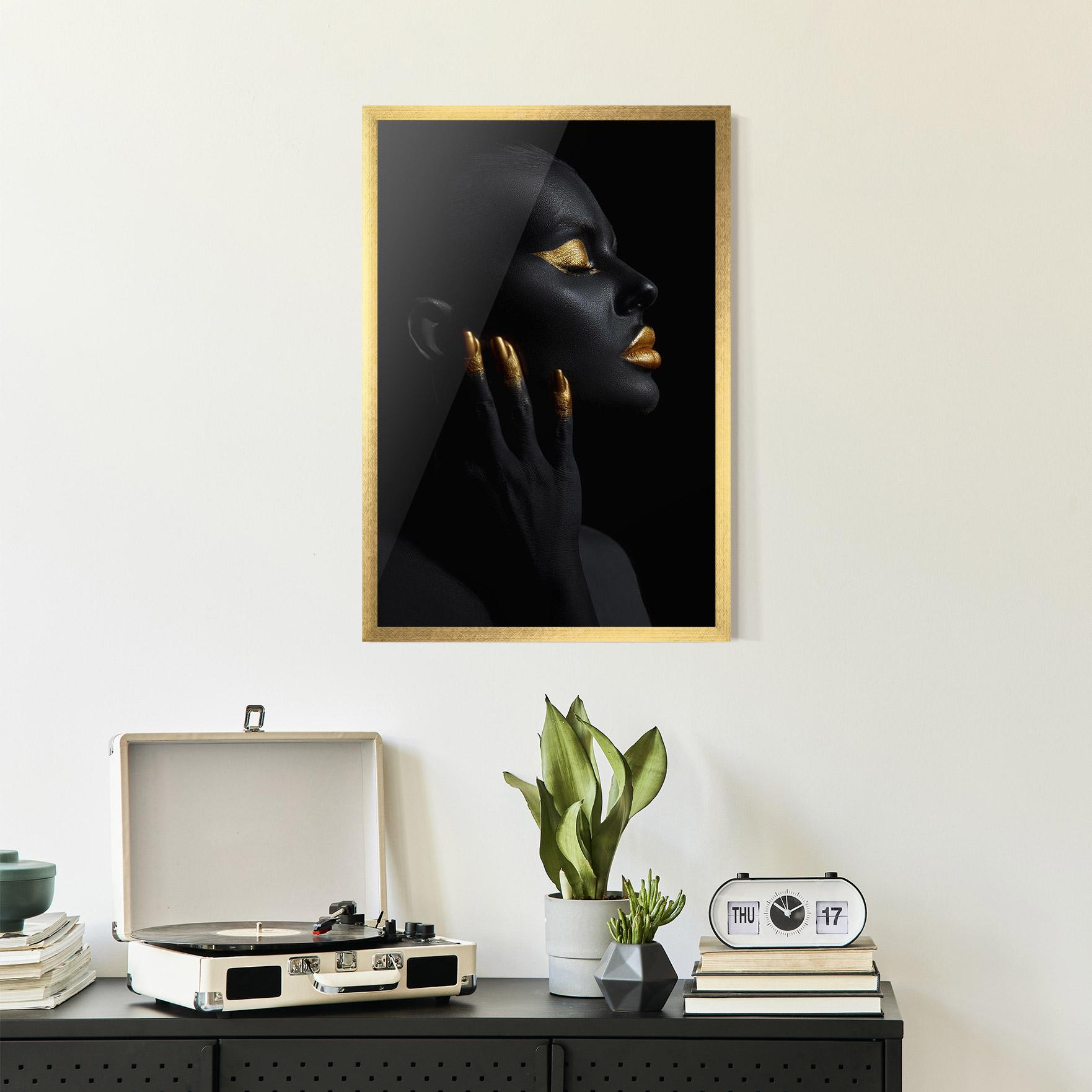 Рамкиран постер Gold Black Paint mockup 2