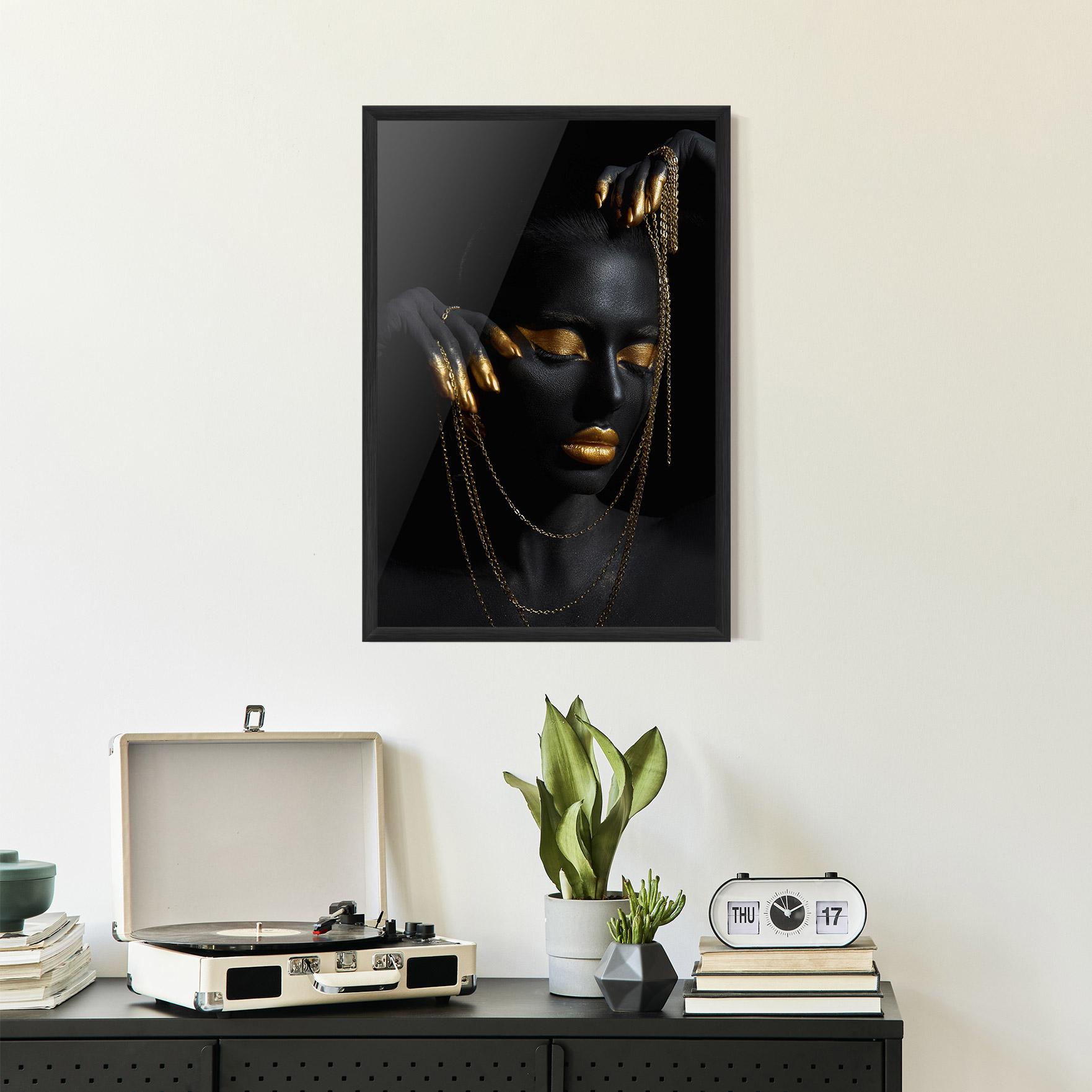 Рамкиран постер Gold Black Skin mockup 2