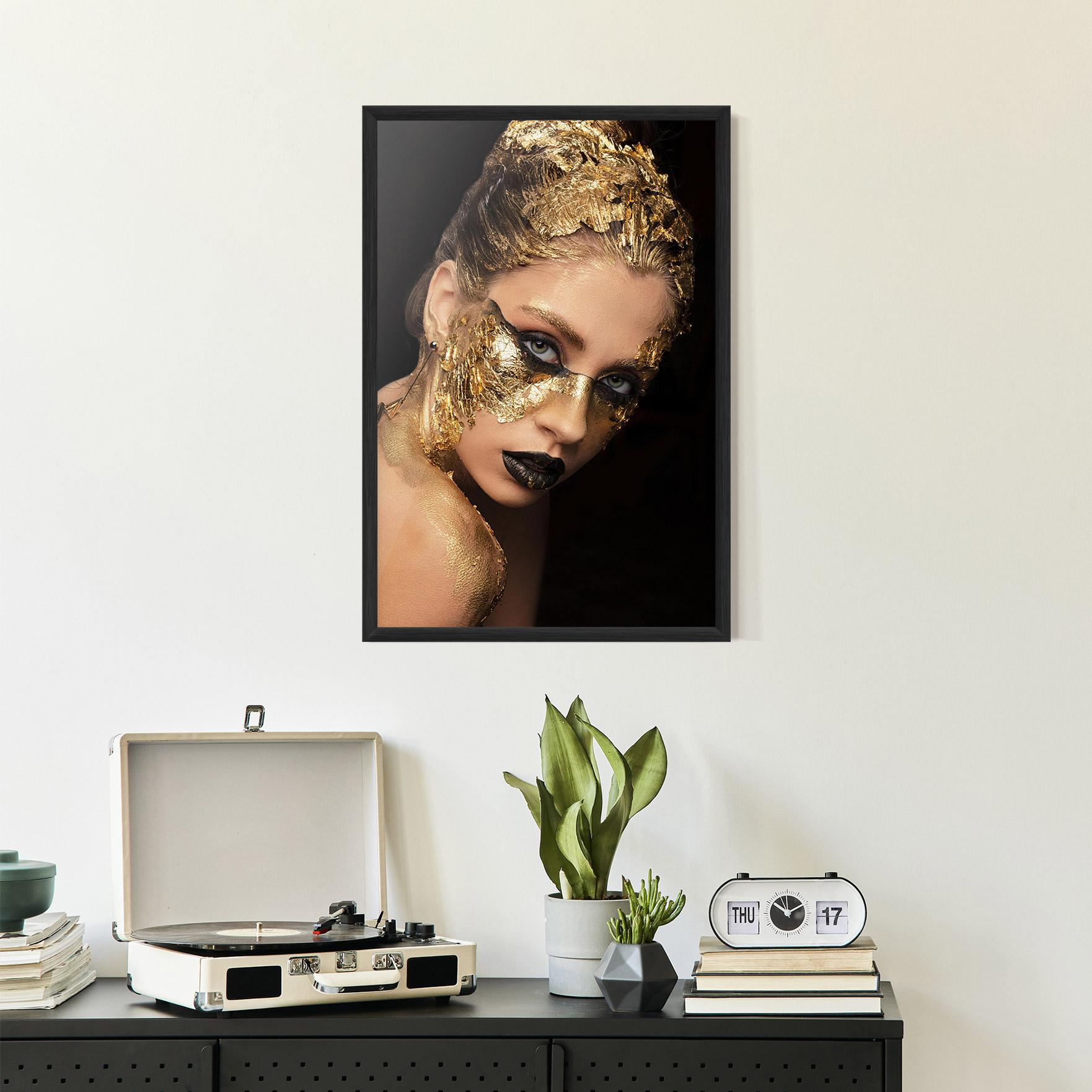 Рамкиран постер Golden Foil Face mockup 2