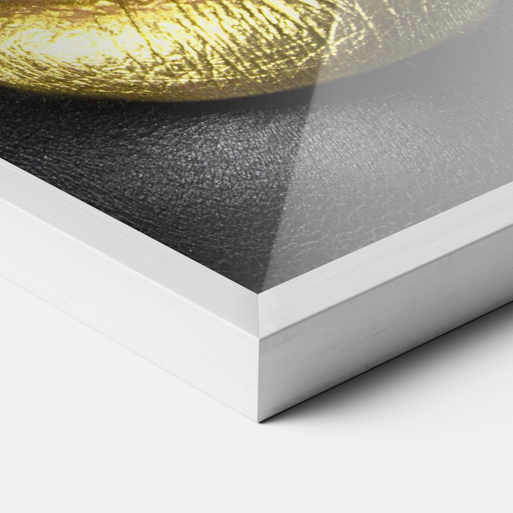 Рамкиран постер Gold Red Lips mockup 3