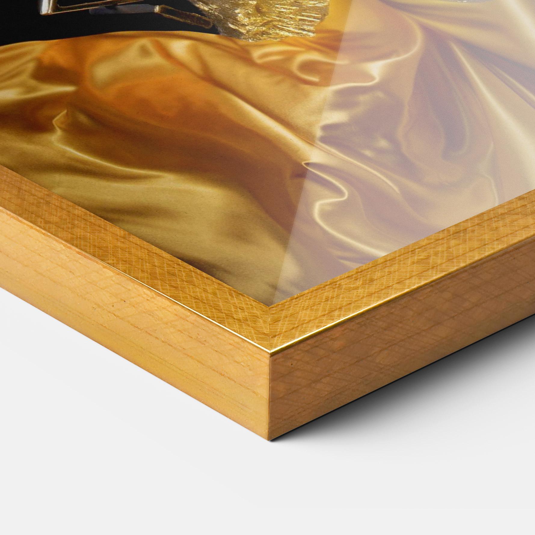 Рамкиран постер Glamorous Gold Outfit mockup 3