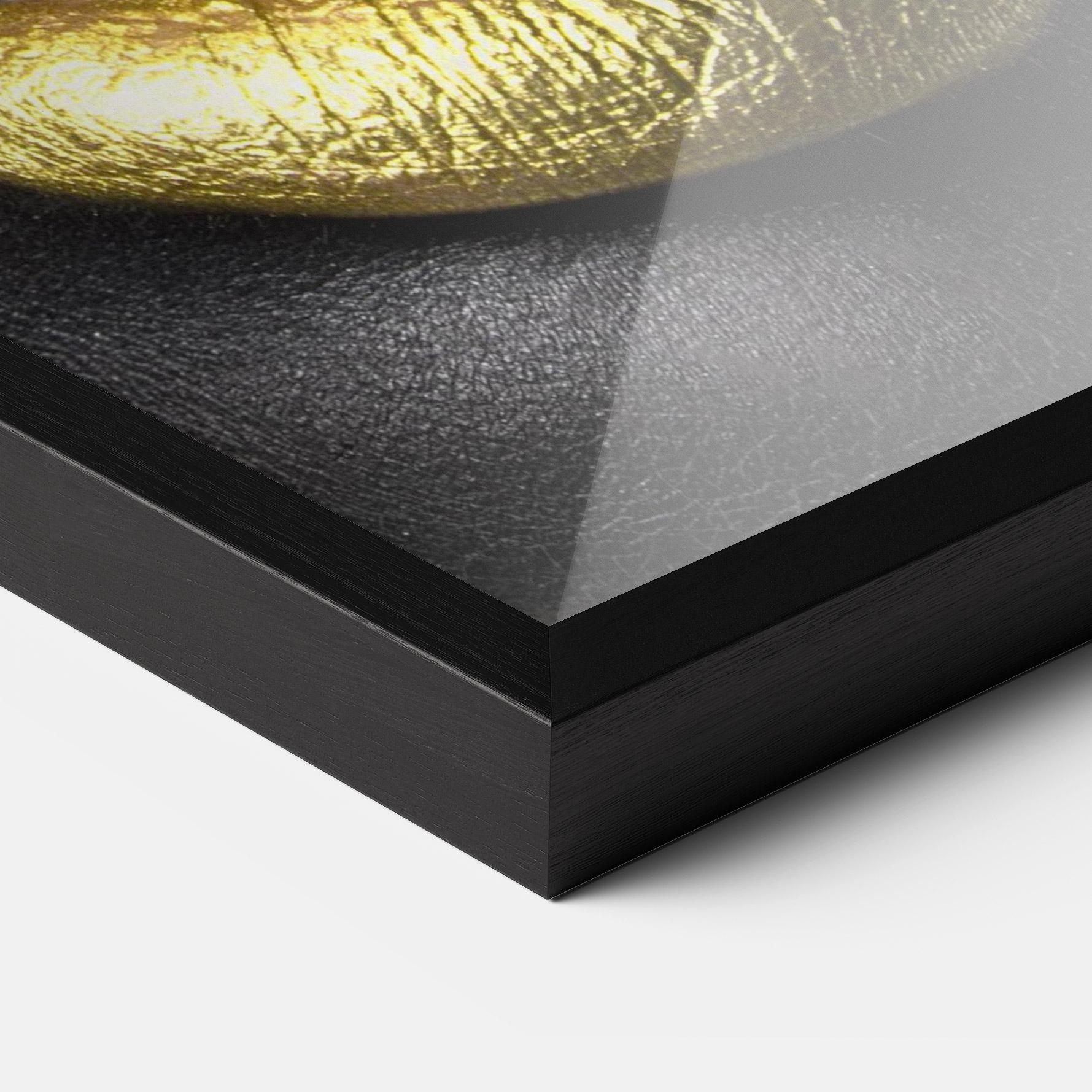 Рамкиран постер Gold Red Lips mockup 3