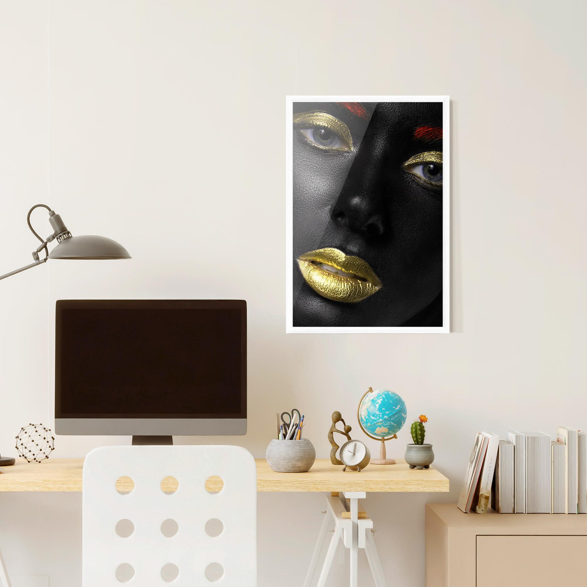 Рамкиран постер Gold Red Lips mockup 6