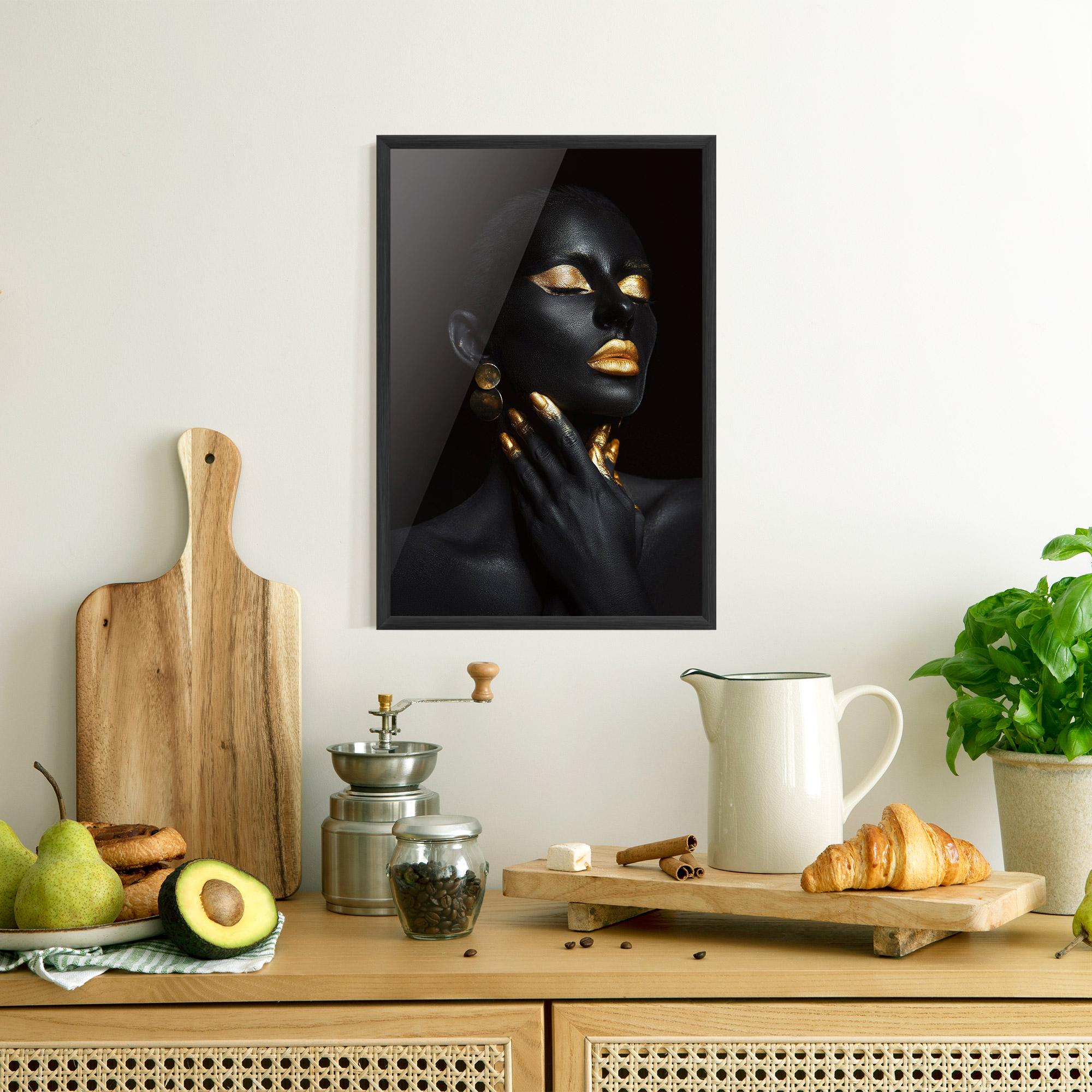 Рамкиран постер Eyelids Gold Makeup mockup 8