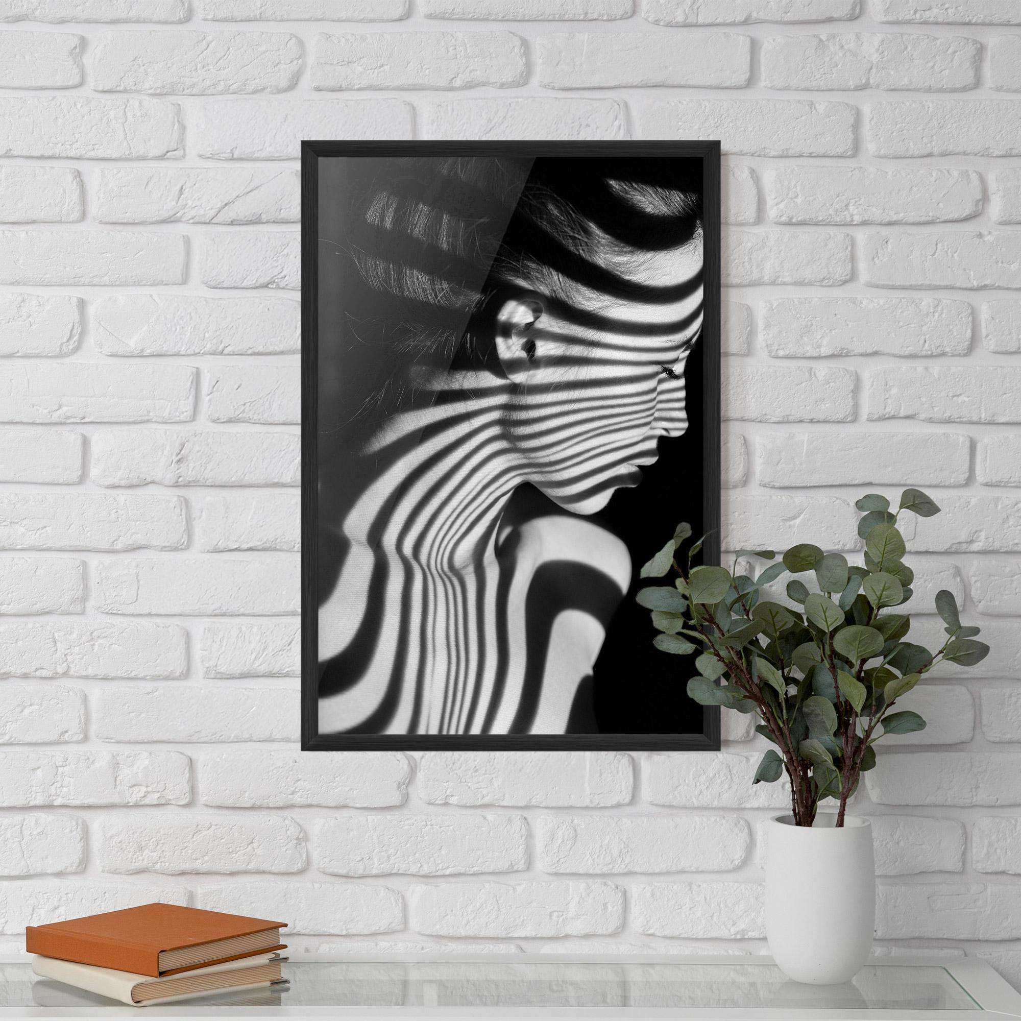 Рамкиран постер Zebra Stripes Woman mockup 5