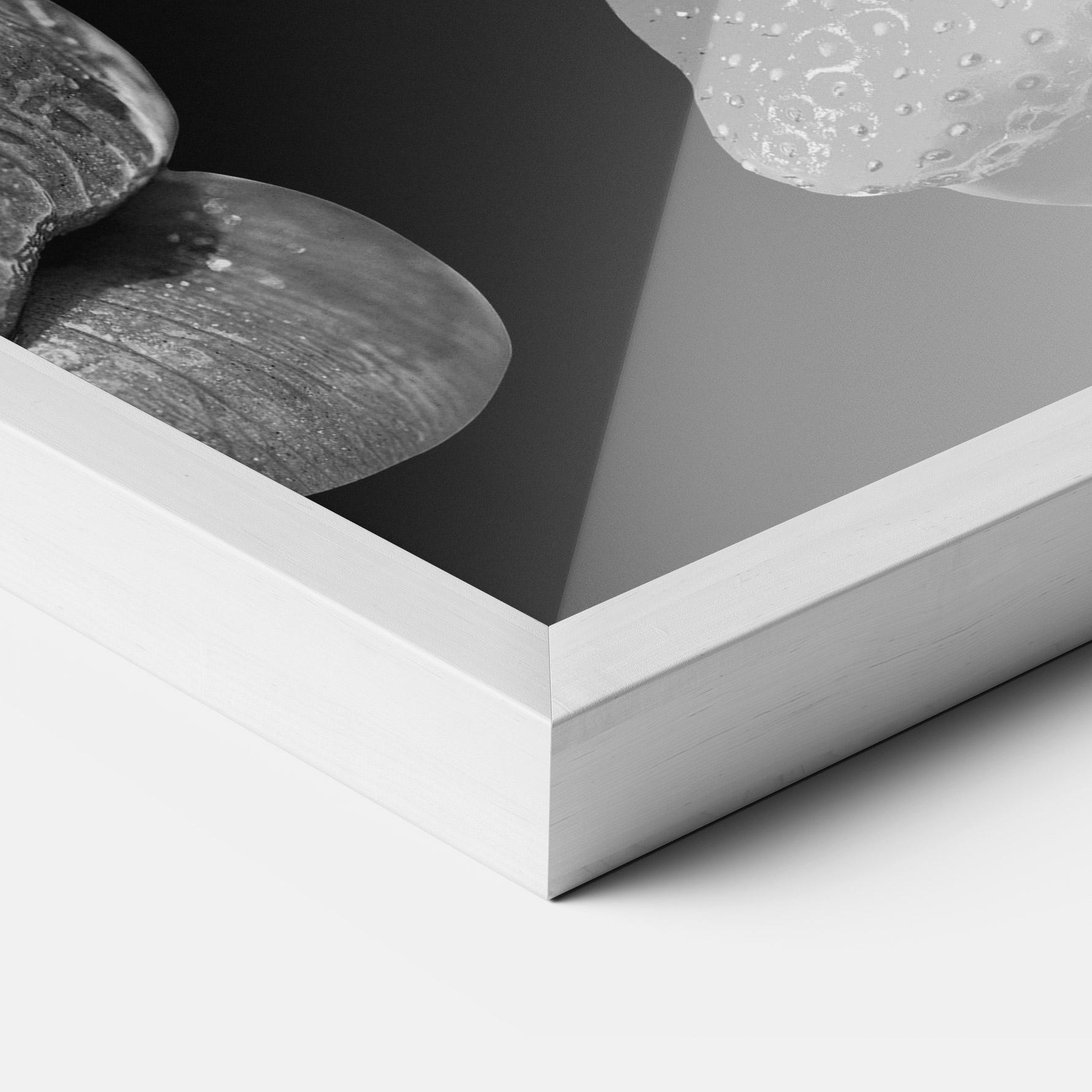 Рамкиран постер Grey Lips Collage mockup 3