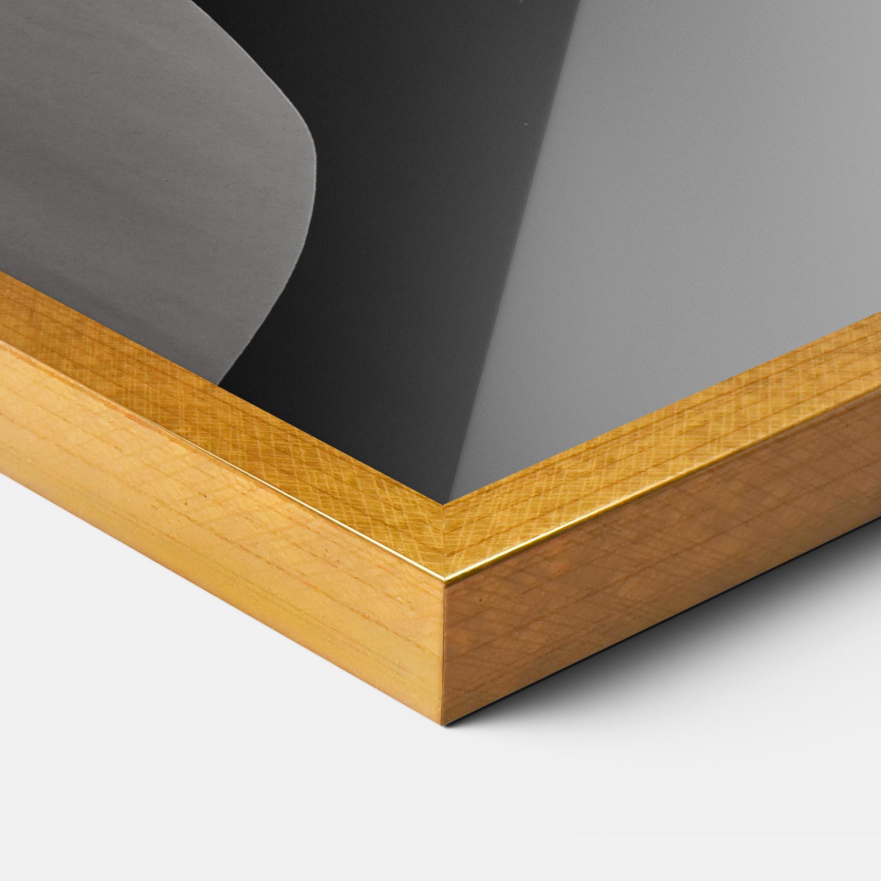 Рамкиран постер Grey Gold Lips mockup 3