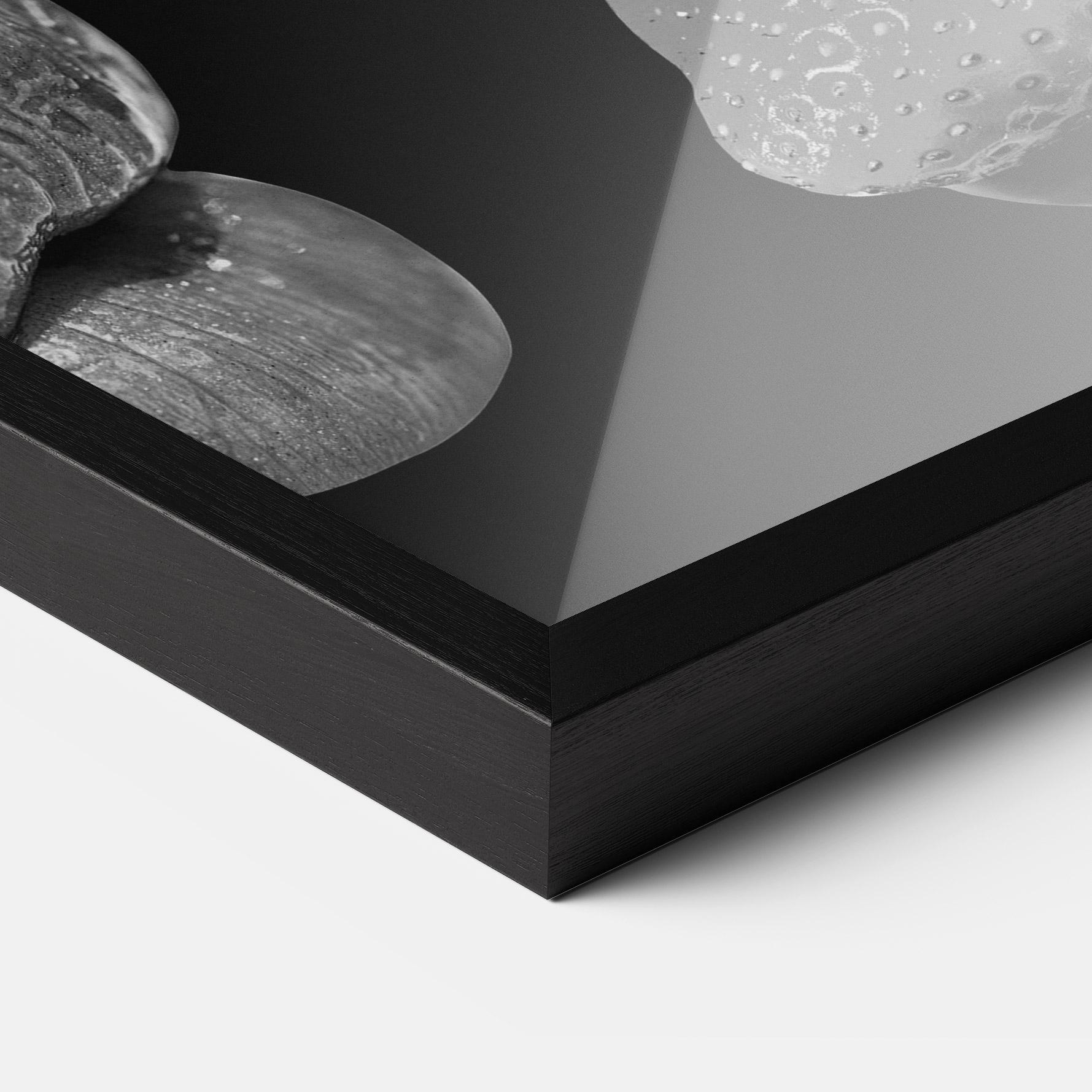 Рамкиран постер Grey Lips Collage mockup 3