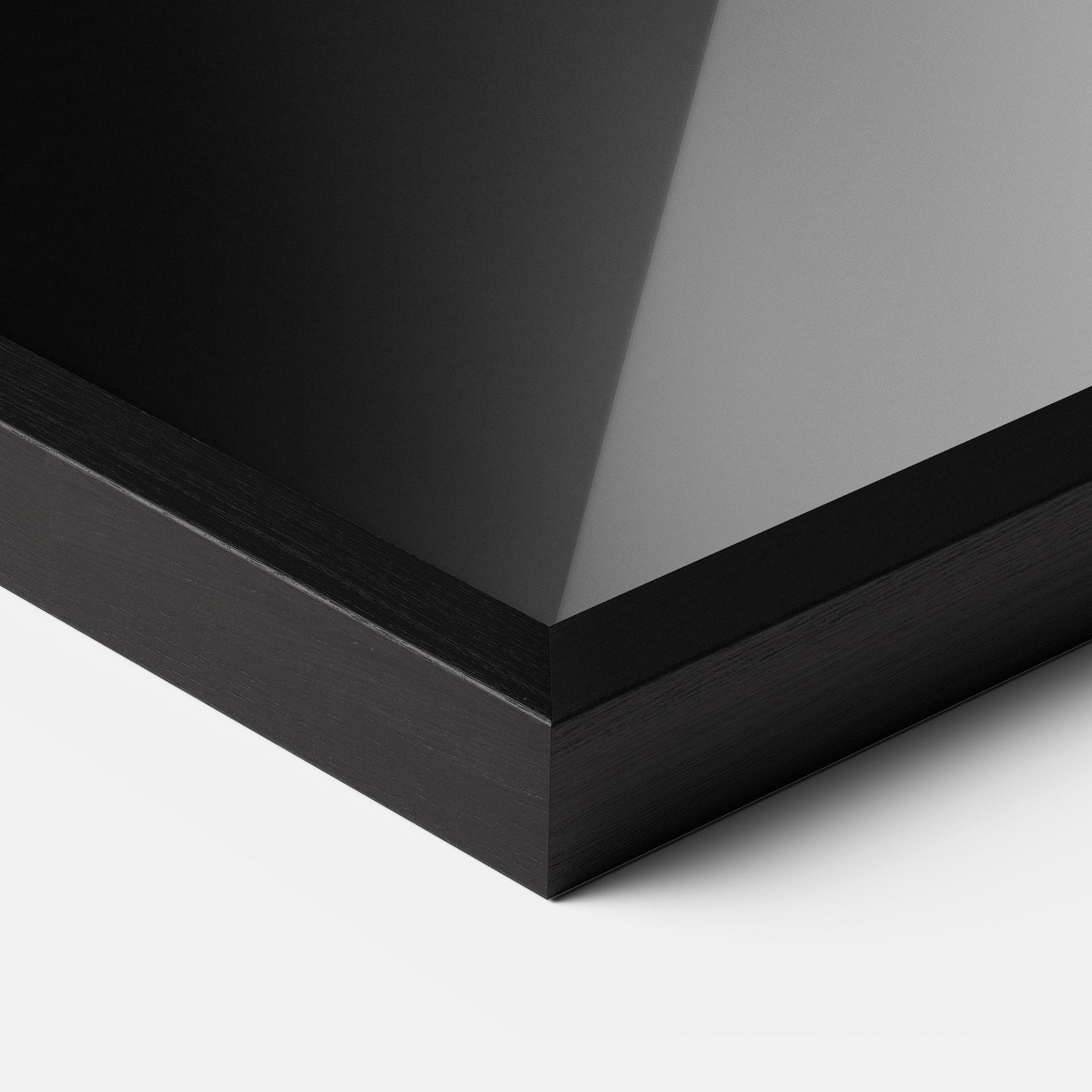 Рамкиран постер Pearl Portrait mockup 3